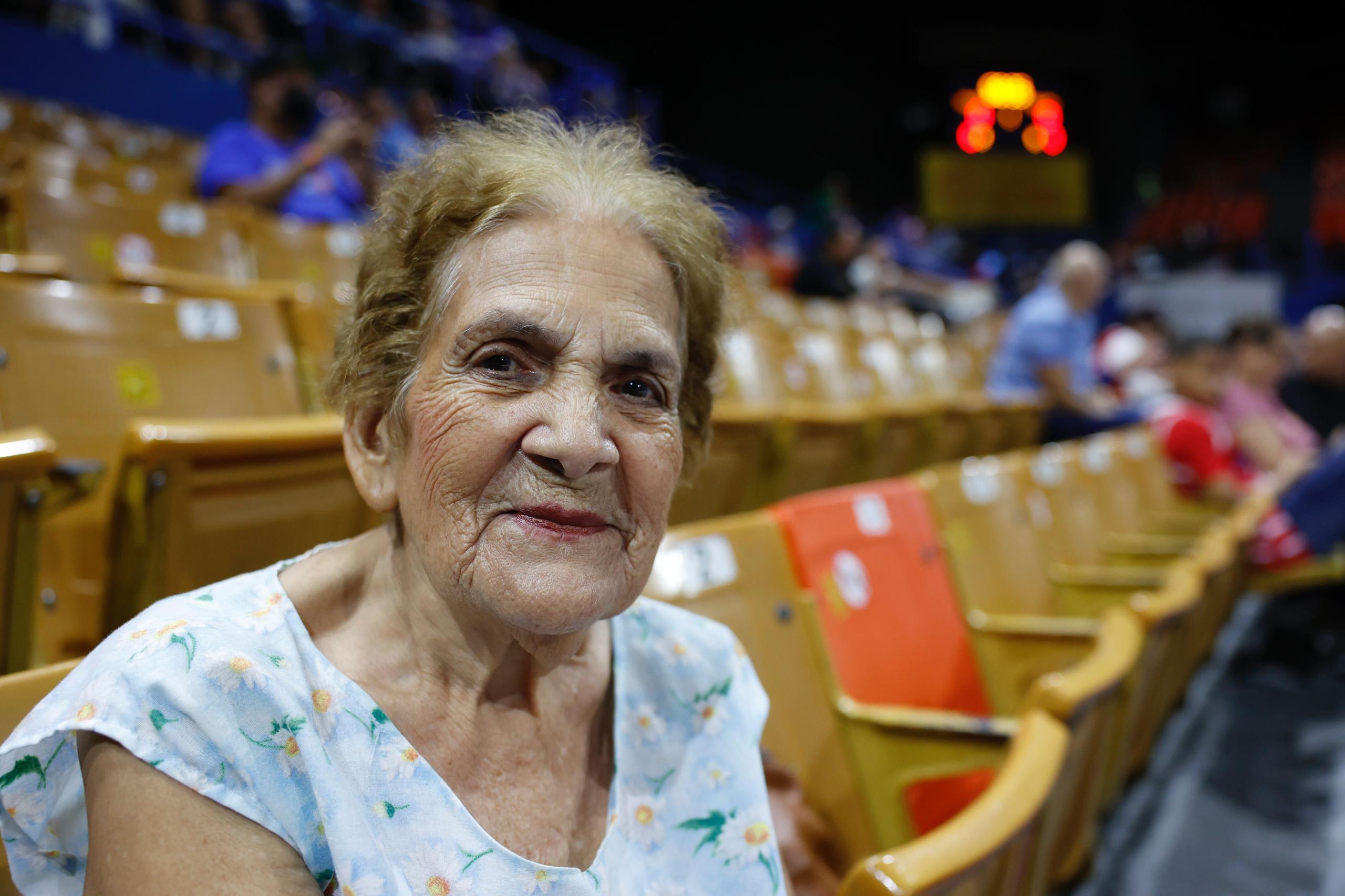 María Bermúdez es una fiel fanática de los Vaqueros. Desde el 1988 va a la cancha a casi todos los juegos locales y visitantes del equipo.