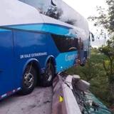 Video: Autobús con mas de 60 personas estuvo a punto de caer por un precipicio