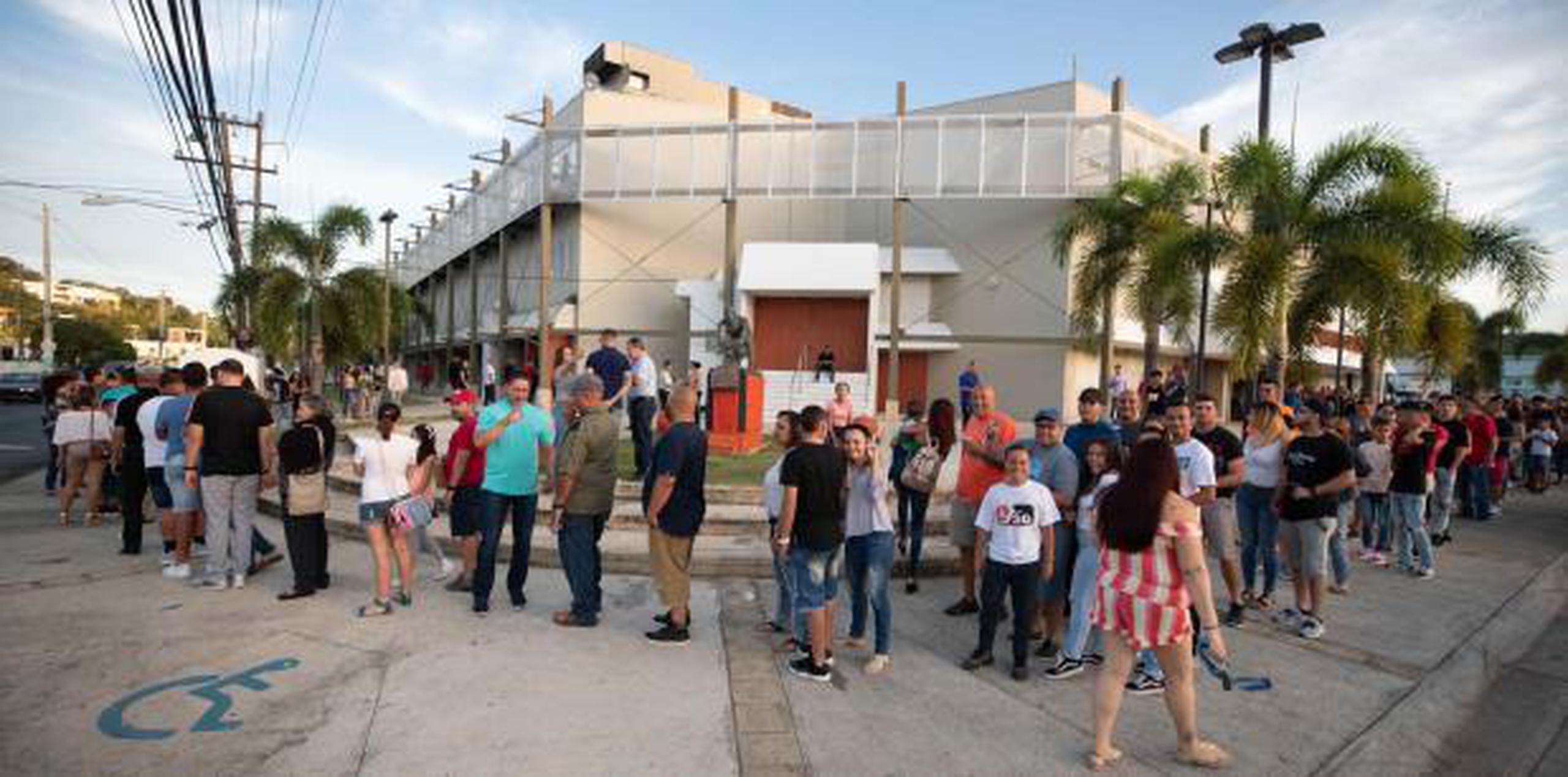 Desde antes de la 1:00 de la tarde, ya había decenas de personas haciendo fila parta conseguir un boleto. (Para Primera Hora / Jorge A. Ramírez Portela)