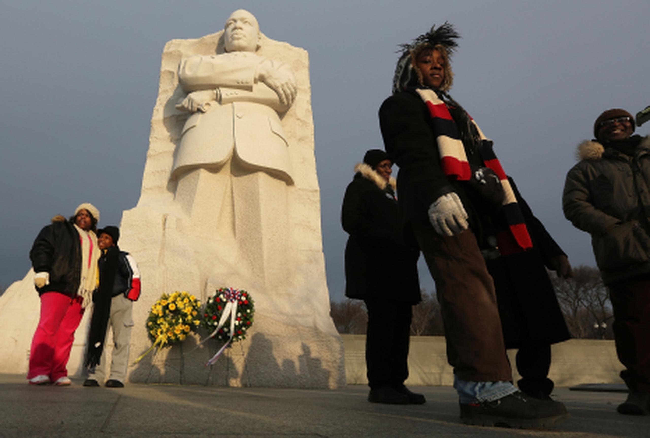 En el monumento a Martin Luther King el lunes por la mañana, el público se retrató frente a la estatua antes de dirigirse al complejo de monumento de Washington conocido como National Mall. (AFP/Mario Tama)