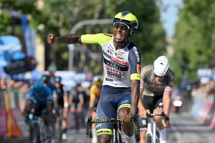 Biniam Girmay celebra tras ganar la 10ma etapa de Giro de Italia, en Jesi, el martes 17 de mayo de 2022. (Gian Mattia D'Alberto/LaPresse vía AP)