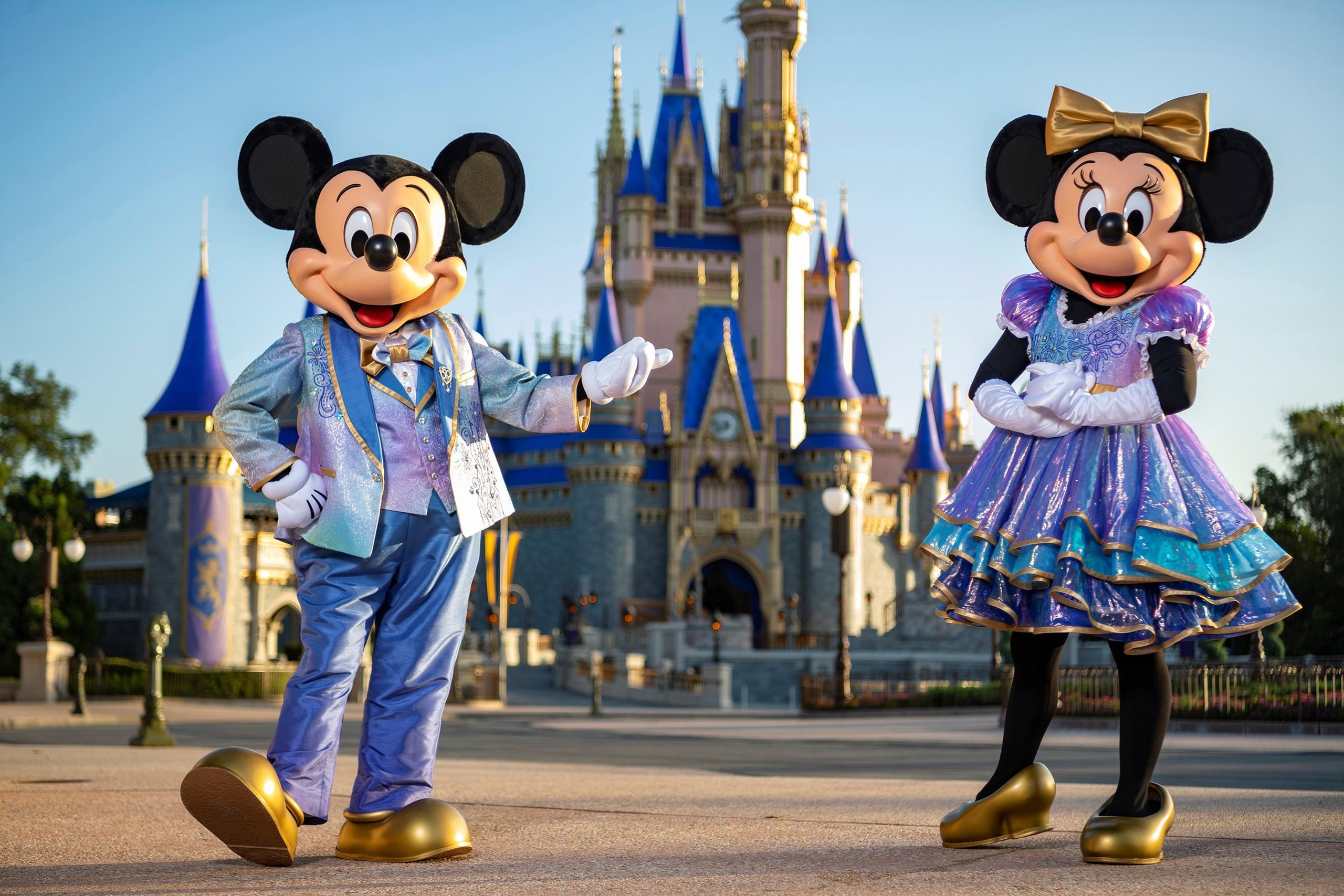 La celebración del cincuentenario de Disney World tendrá como anfitriones a los personajes de Walt Disney Micky Mouse, Minnie Mouse y sus amigos, que vestirán “nuevos atuendos” para esta ocasión.
