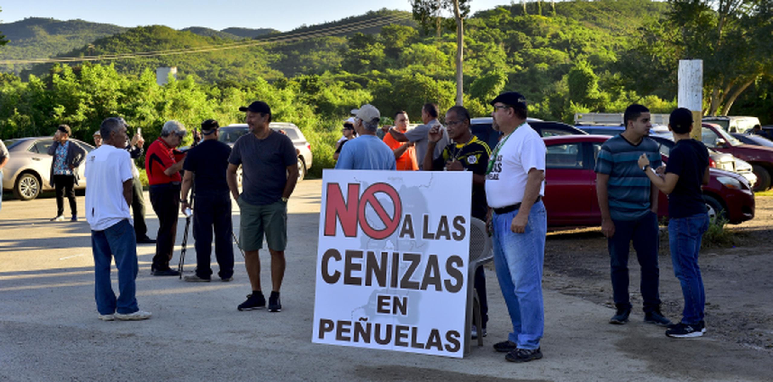 Grupos ambientalistas y vecinos de Peñuelas volvieron a levantar hoy un campamento en los predios del vertedero de ese municipio. (Archivo)