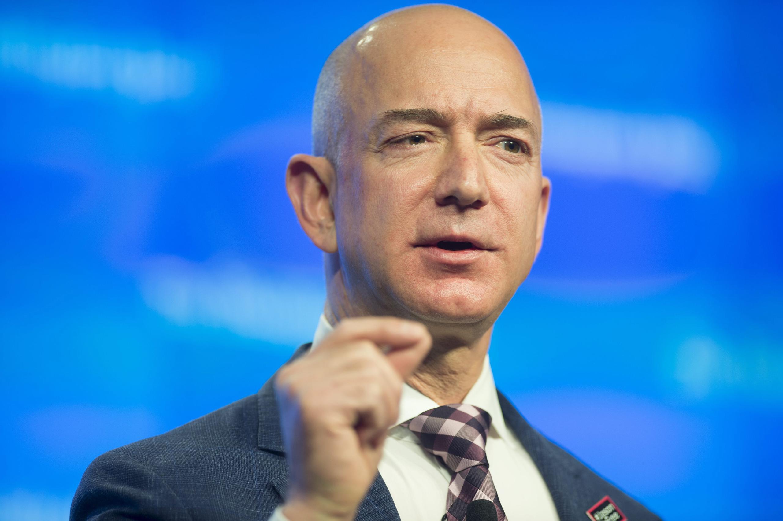 “El siguiente paso en la protección de nuestros empleados podría ser practicar pruebas de forma regular a todos los empleados de Amazon, incluyendo aquellos que no muestran síntomas”, dijo Jeff Bezos, fundador de Amazon.