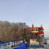 Pasajeros de transbordador saltan al mar para huir de un incendio en el Golfo de Tailandia