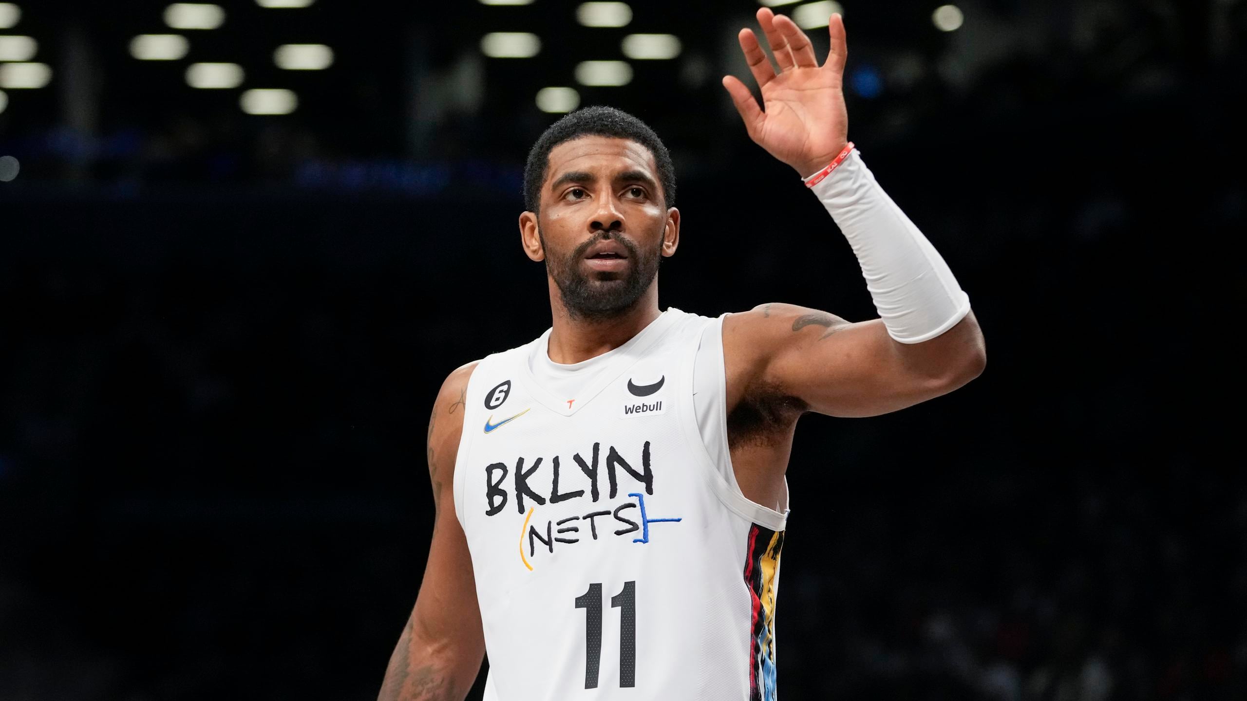 El armador de los Nets de Brooklyn, Kyrie Irving, le solicitó a la administración del equipo que lo cambien de equipo ante de la fecha límite de canjes del jueves.