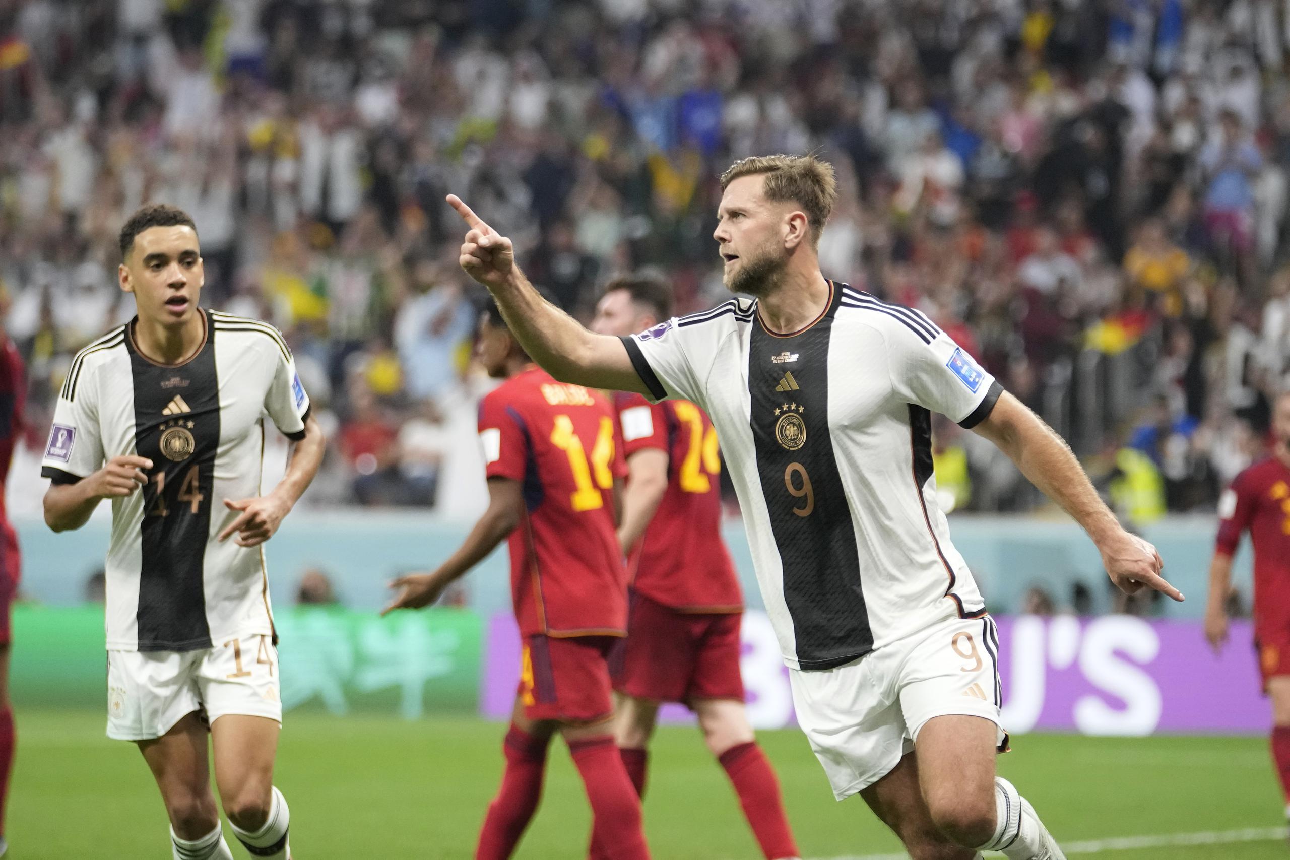 Niclas Fuellkrug celebra tras anotar el primer gol de Alemania ante España en el partido por el Grupo E del Mundial, el domingo 27 de noviembre de 2022, en Jor, Qatar. (AP Foto/Luca Bruno)
