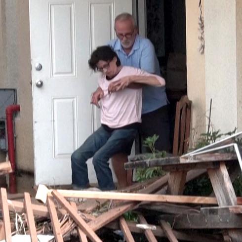 Anciana se desmaya al ver destrucción en Fort Myers