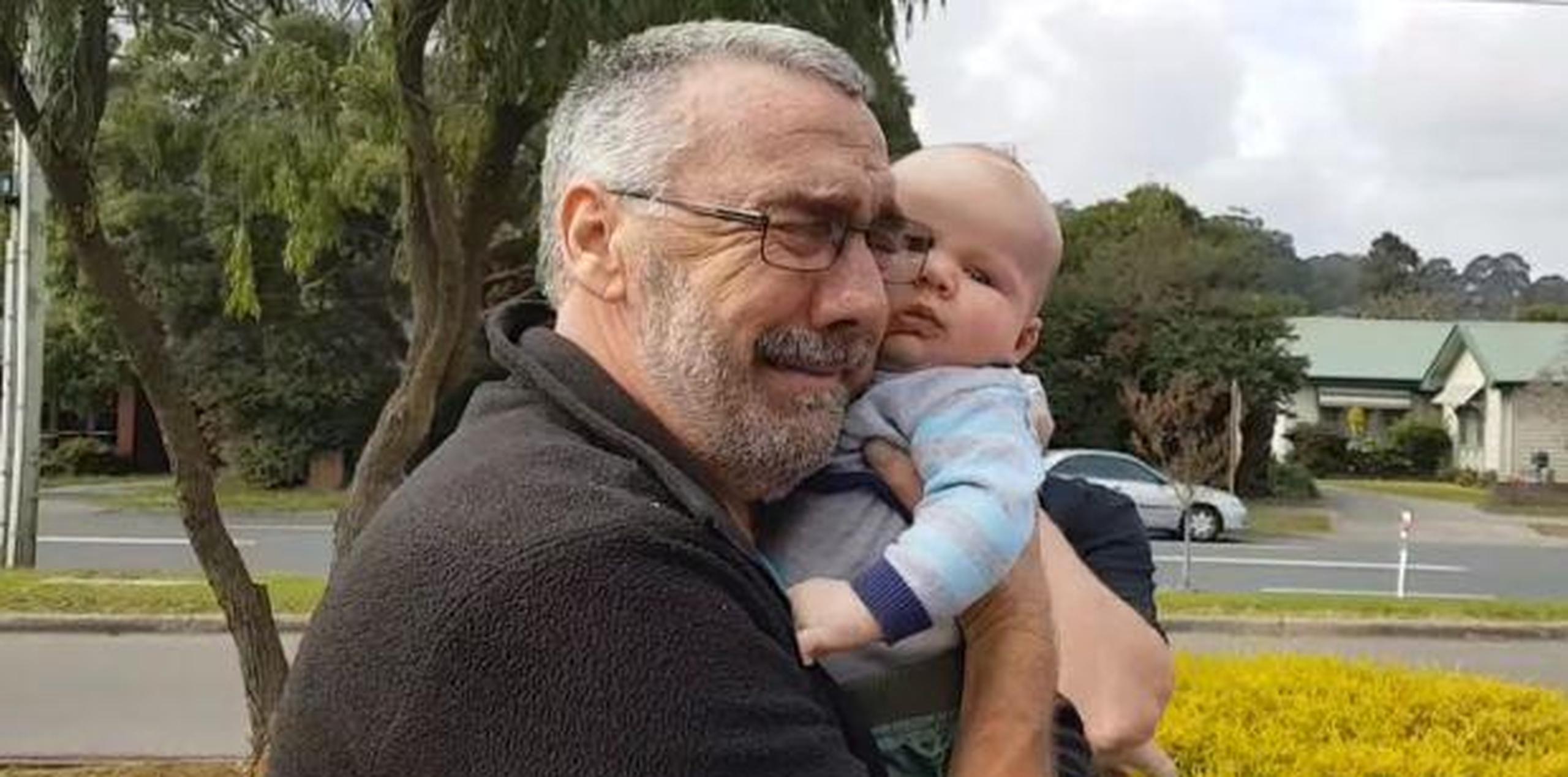 “Mi padre fue diagnosticado con cáncer a fines del año pasado y no fue capaz de viajar a Queensland para conocer a su primer nieto". (Captura YouTube)