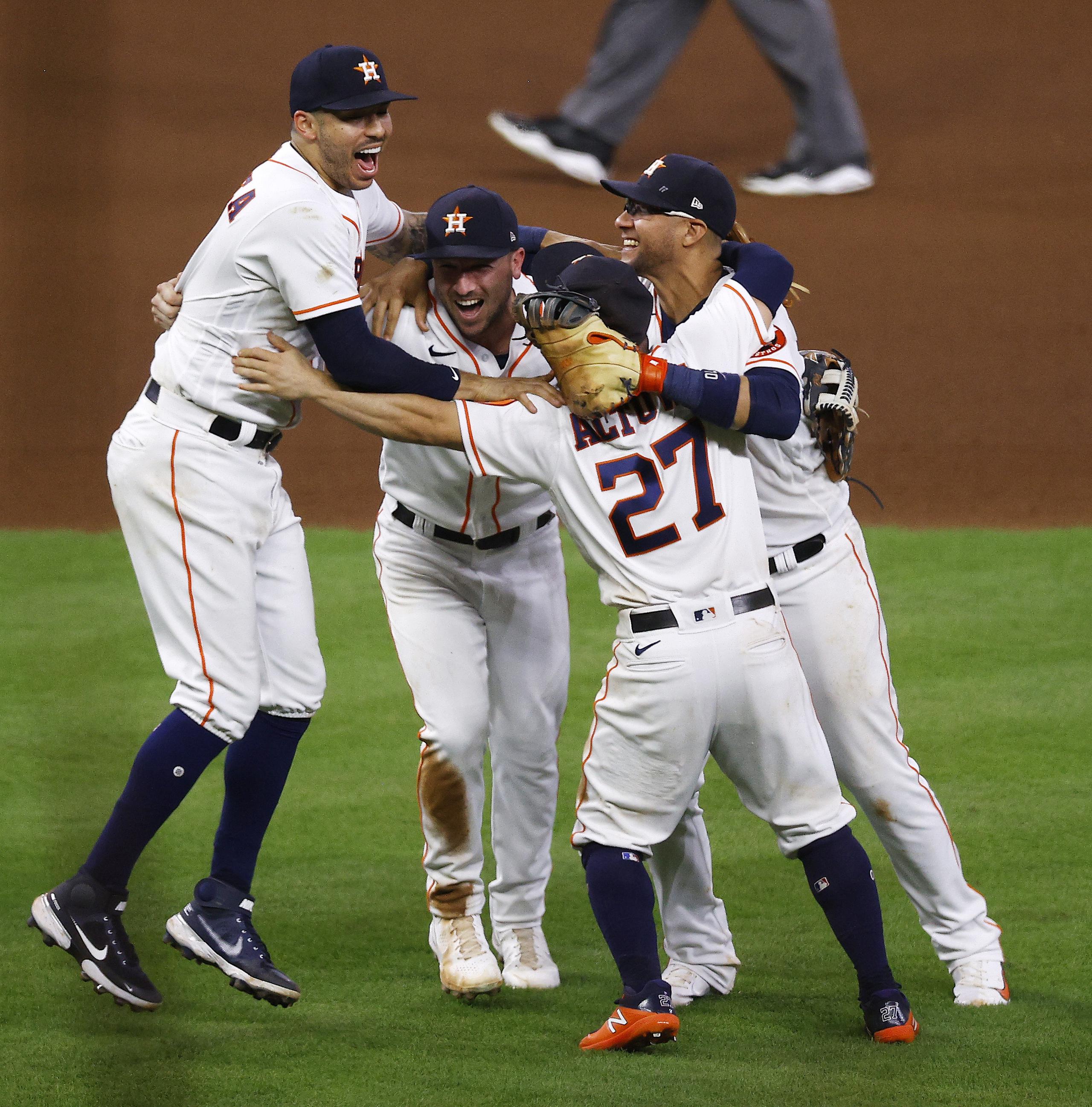 Carlos Correa, Alex Bregman, Yuli Gurriel y José Altuve de los Astros celebran la victoria del equipo en el Juego 6 de la Serie de Campeonato de la Liga Americana, el 22 de octubre de 2021 en Houston.