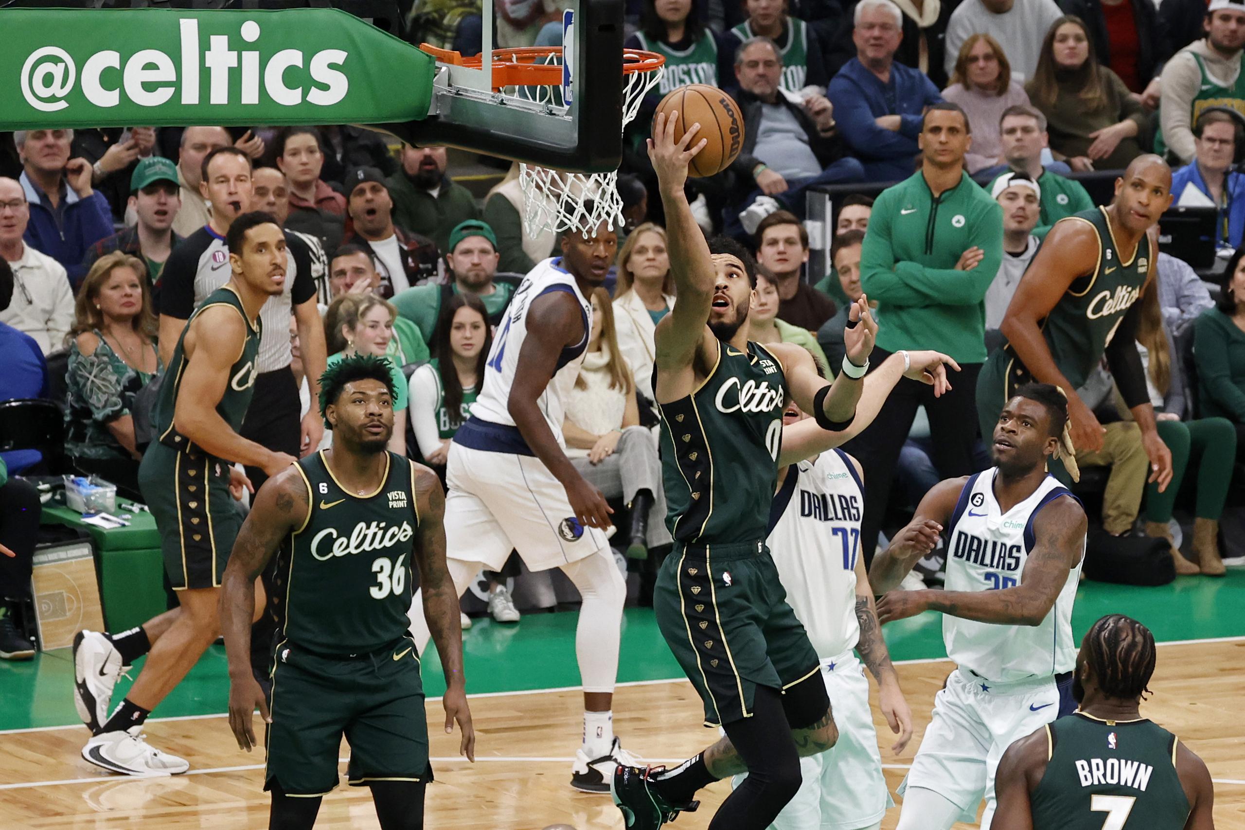 El alero de los Celtics de Boston, Jayson Tatum, avanza hacia la canasta superando a los Mavericks de Dallas durante el encuentro del miércoles.