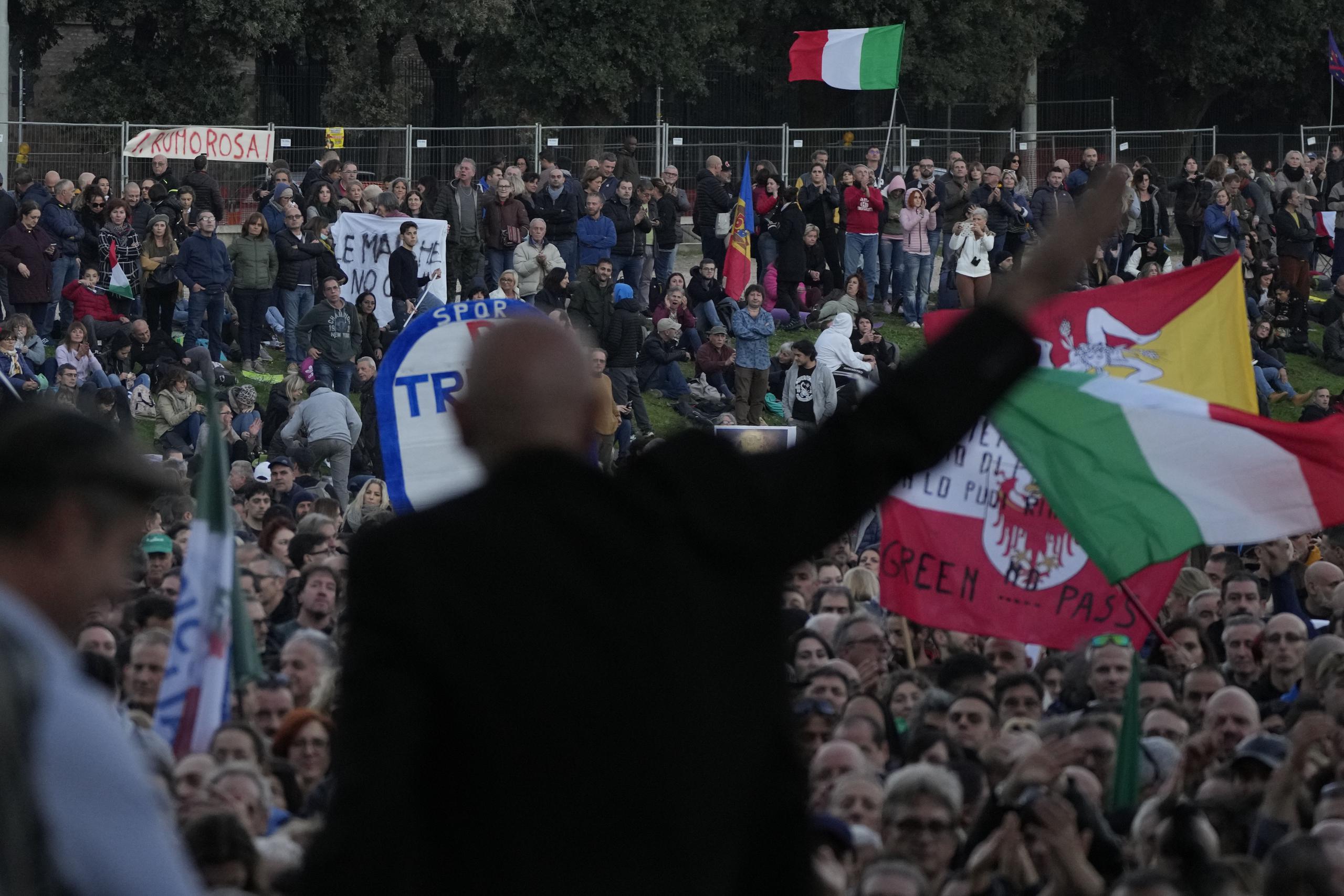 Manifestantes en Roma escuchaban a varios de los oradores en una protesta el sábado en el Circus Maximus. 