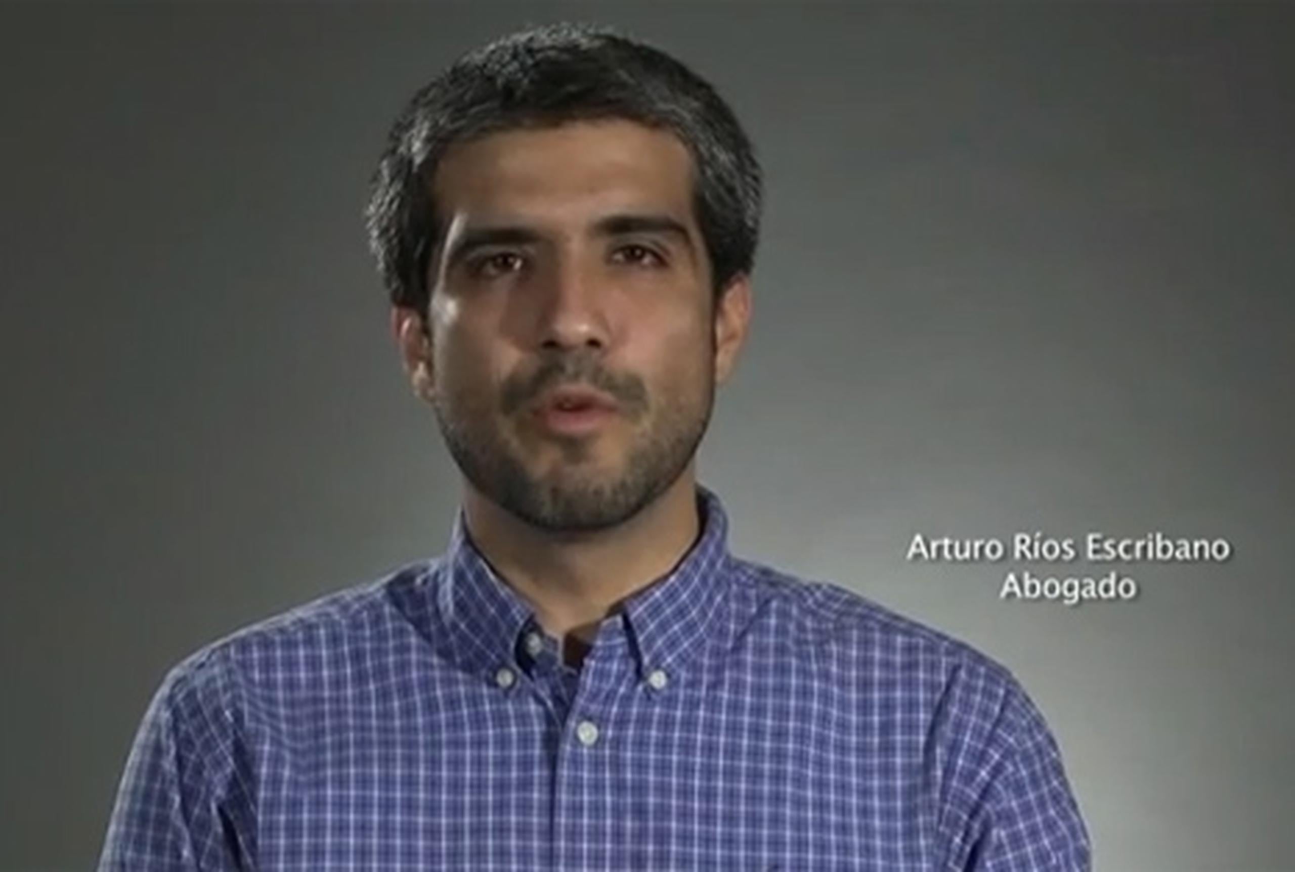 Arturo Ríos Escribano, exlíder estudiantil universitario, participa del vídeo. (YouTube)