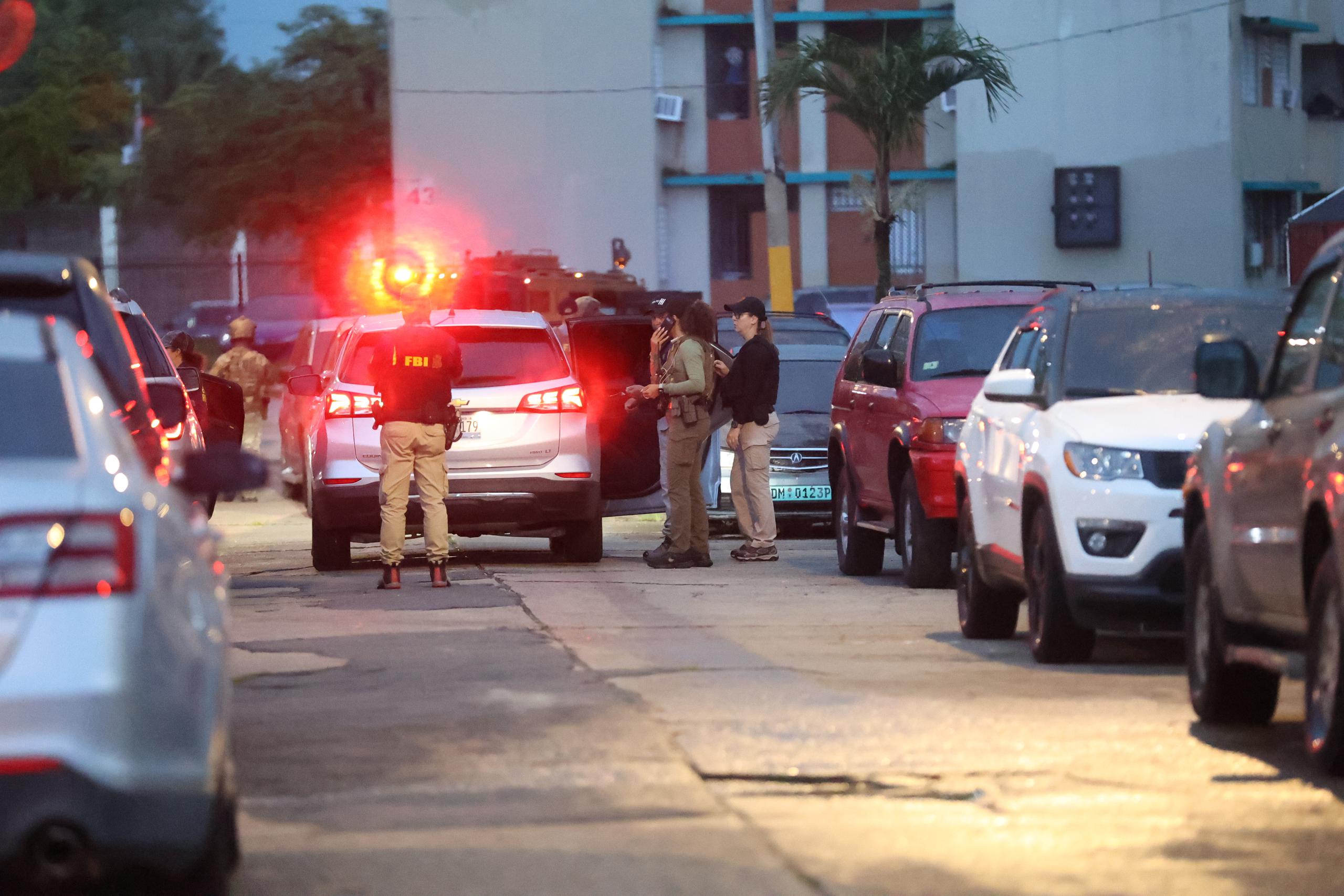 Efectivos del FBI, DEA, HSI y e Negociado de la Policía de Puerto Rico entre otros, participaron en la incursión en el residencial Llorens Torres.
