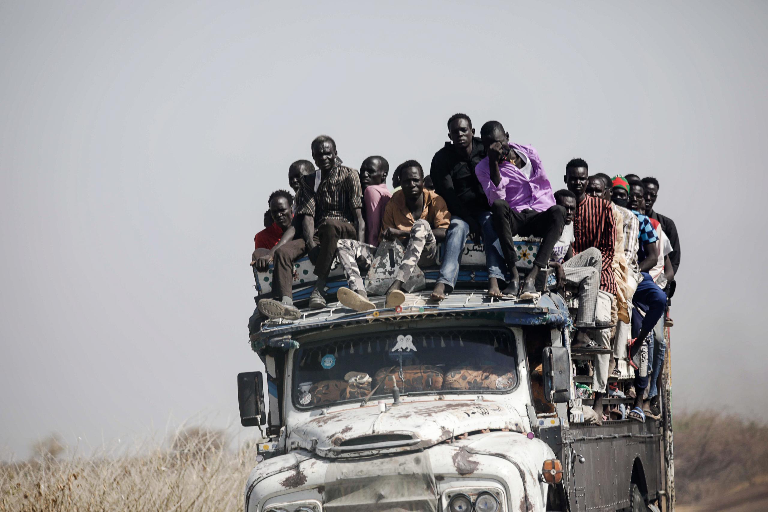 Sudaneses huyendo del conflicto en su país. (EFE/EPA/AMEL PAIN)