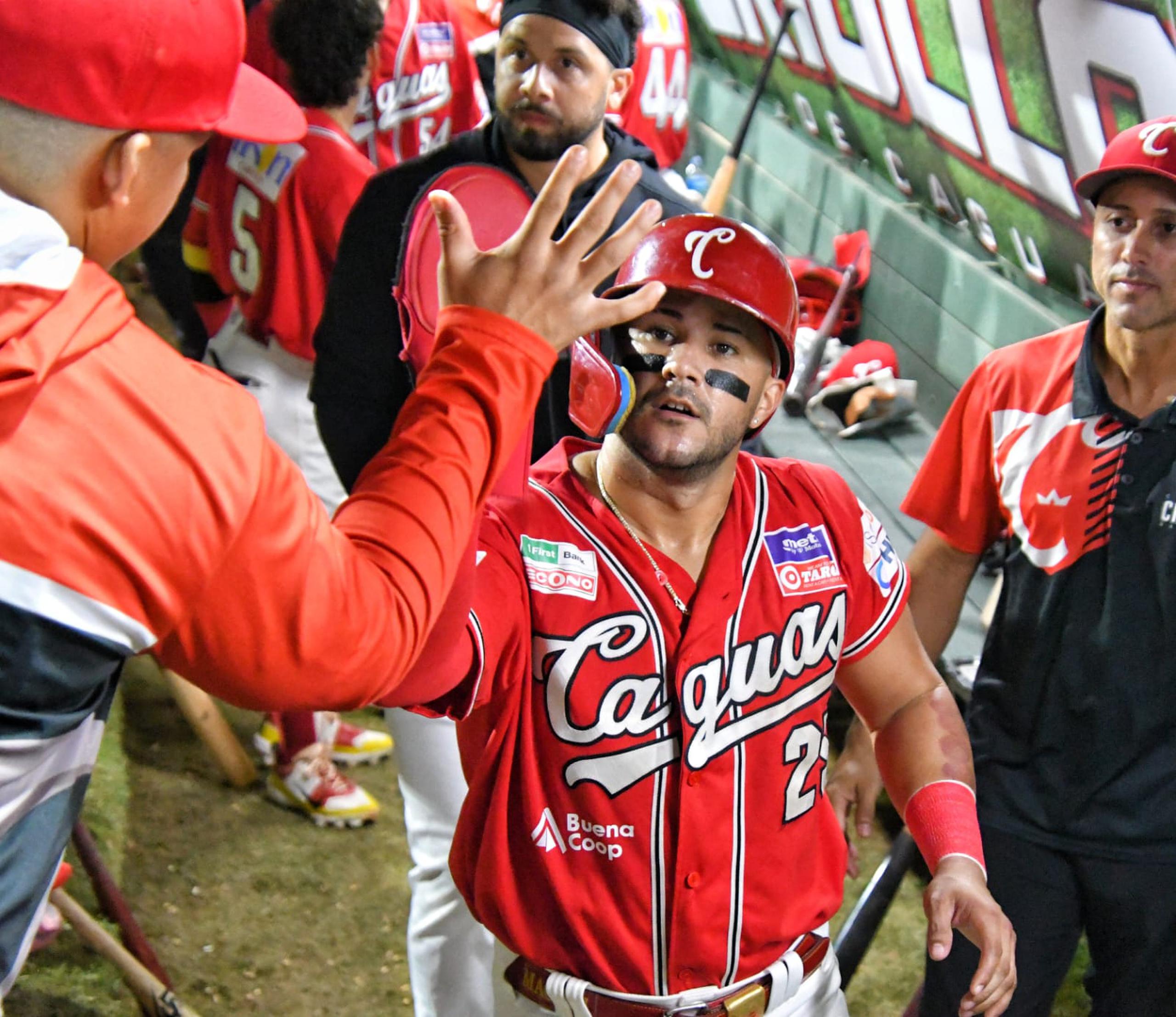 Vimael Machín festeja una carrera de los Criollos de Caguas frente a los Cangrejeros de Santurce, en el cuarto juego de la Semifinal A.
