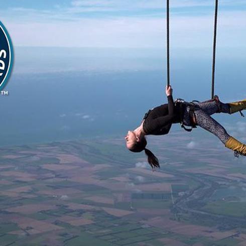 Trapecista bate récord Guinness desde las alturas