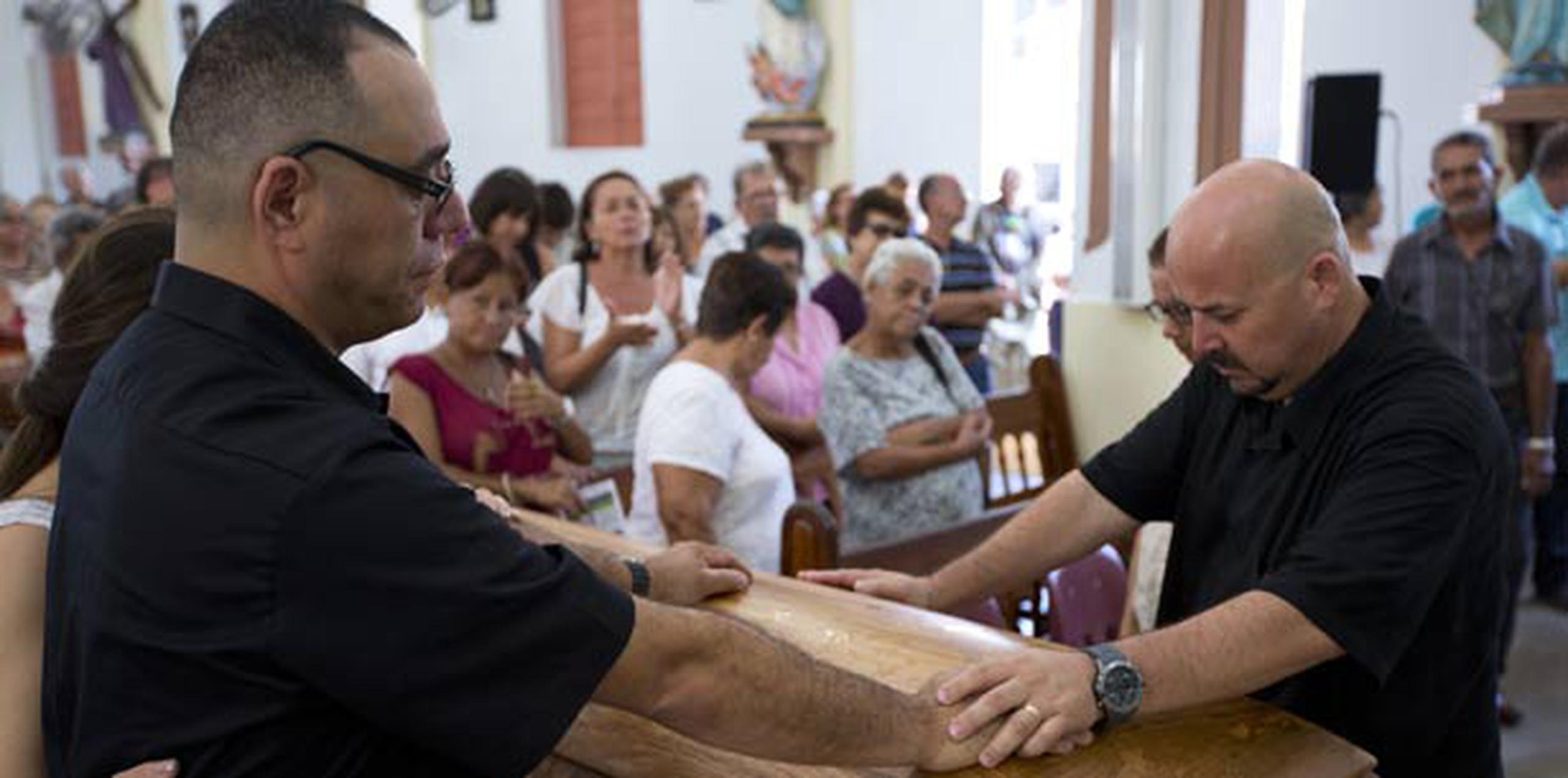 La misa ofrecida por el Padre German Valverde conmocionó a los hijos de la mujer y demás presentes. (jorge.ramirez@gfrmedia.com)