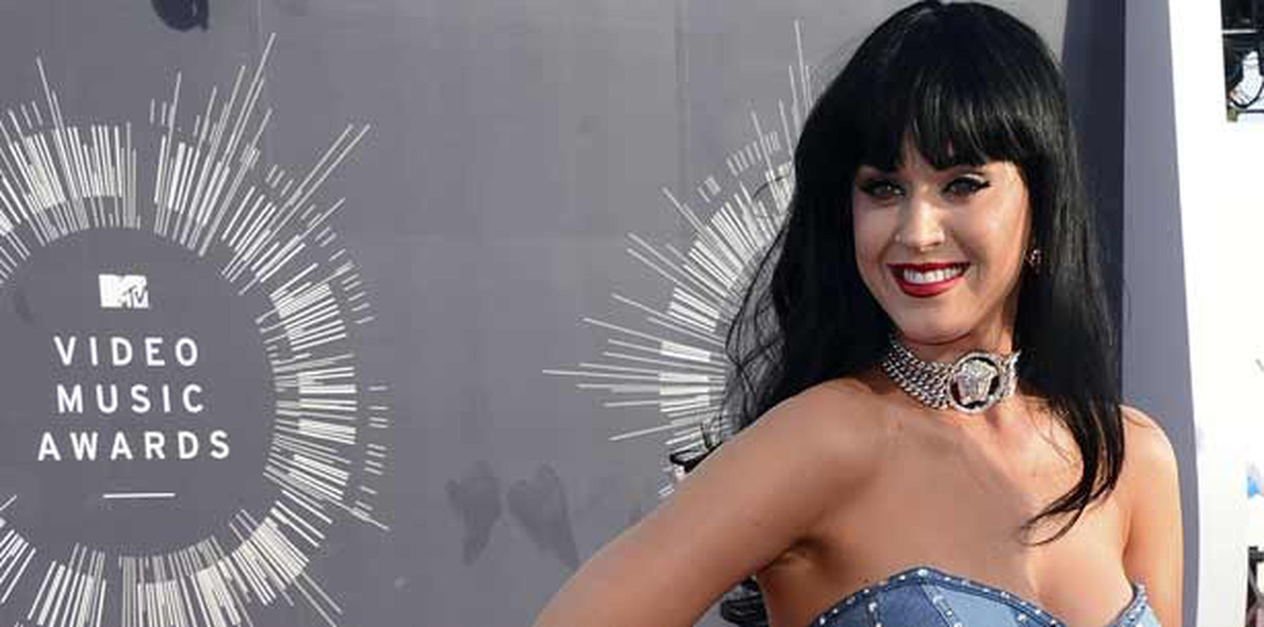 Katy Perry dijo que su "vuelta a Britney y Justin" fue hecha a la medida por Versace. (AP)
