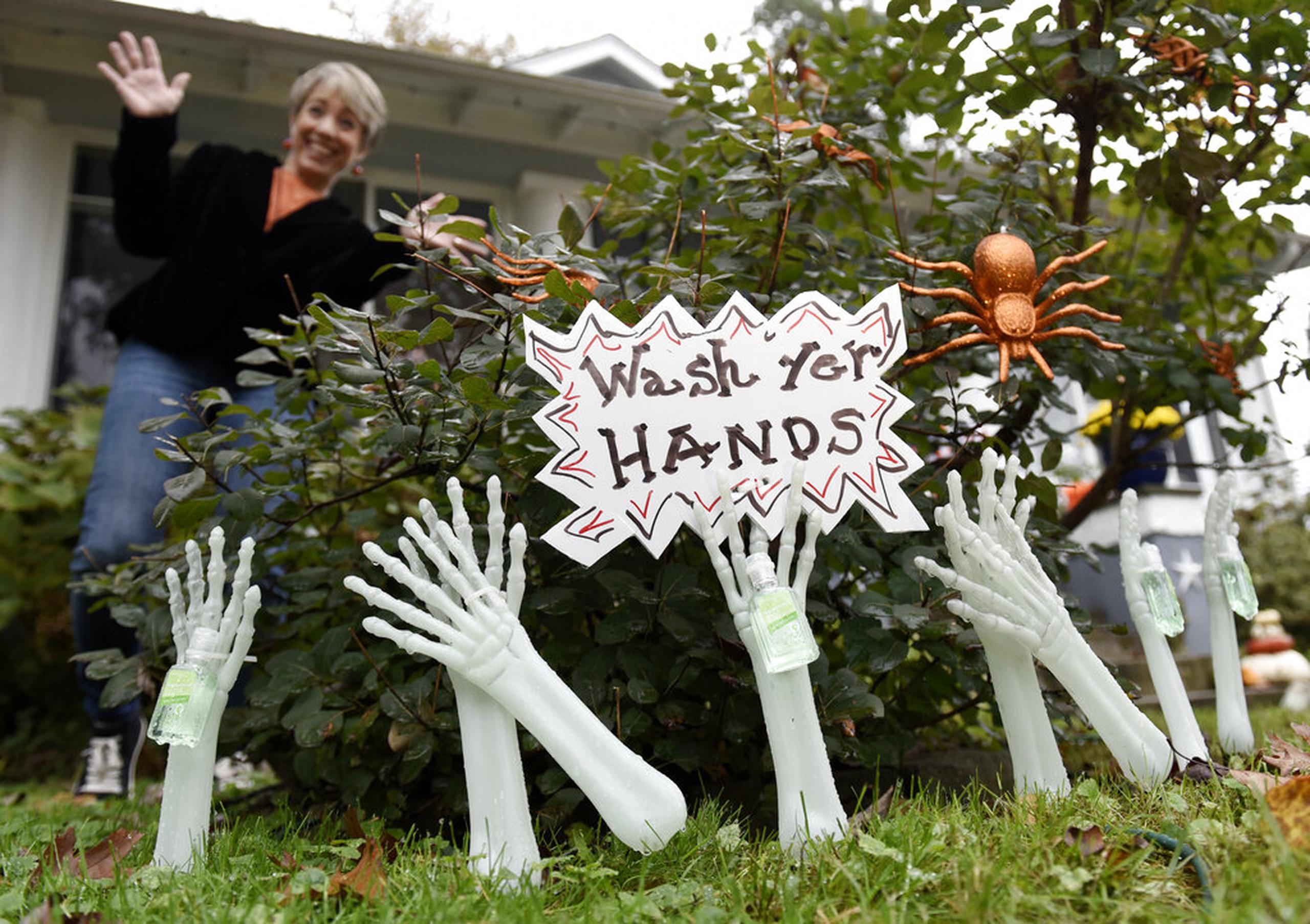 Carol McCarthy colocó en su patio decoración de Halloween alusiva a la pandemia.