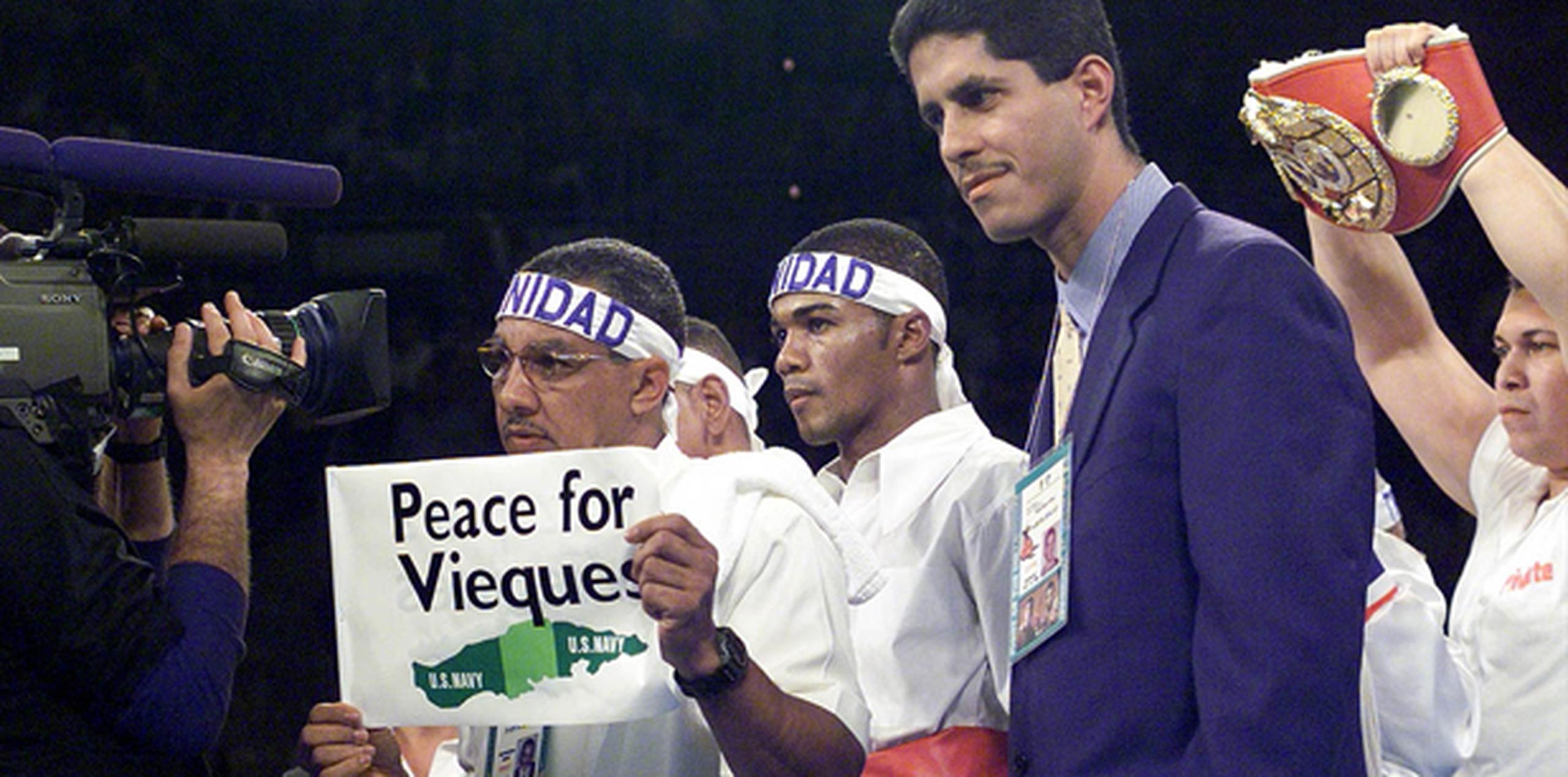 Tito aprovechó el escenario de su combate contra Oscar de la Hoya para proyectar un claro mensaje de que apoyaba la paz para Vieques. (Archivo)