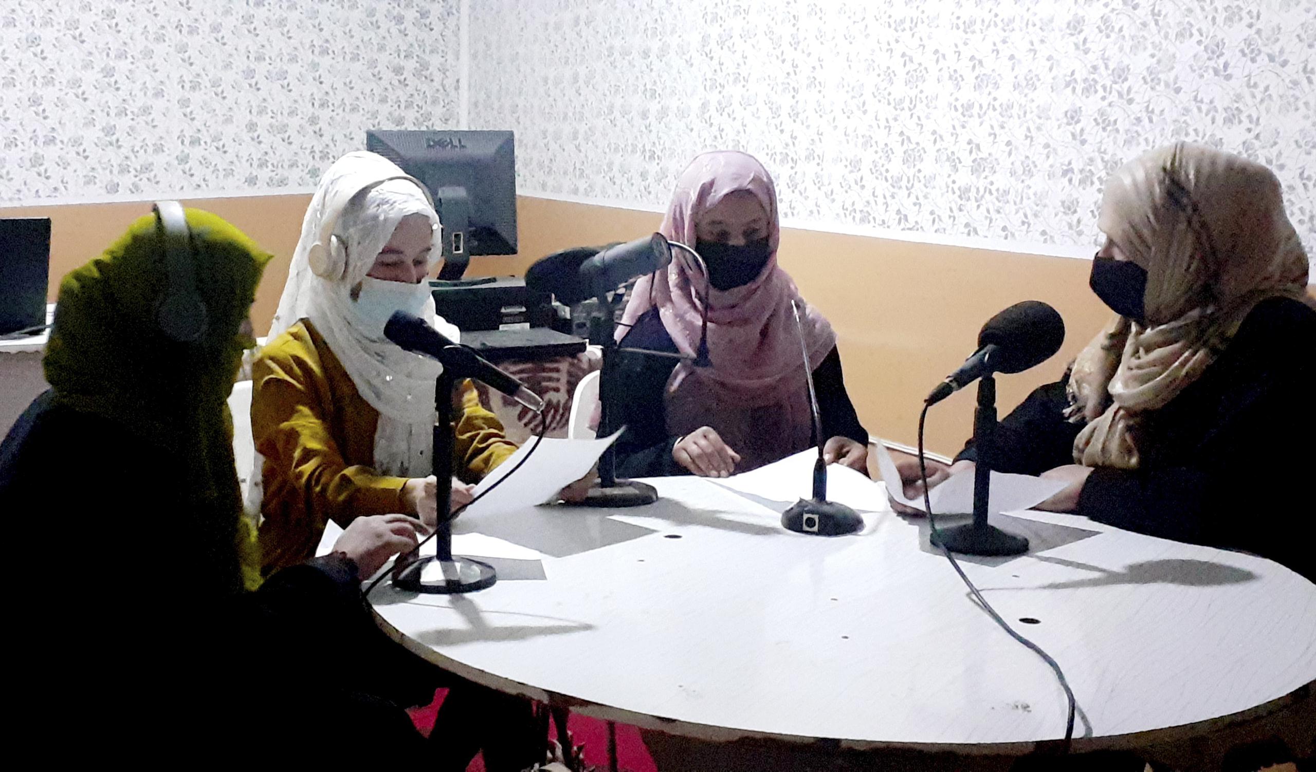 Najia Sorosh, directora de la radioemisora dirigida por mujeres Sadai Banowan (derecha), habla con su personal en el estudio de transmisión en la provincia de Badakhshan, en el noreste de Afganistán. (Sadai Banowan)