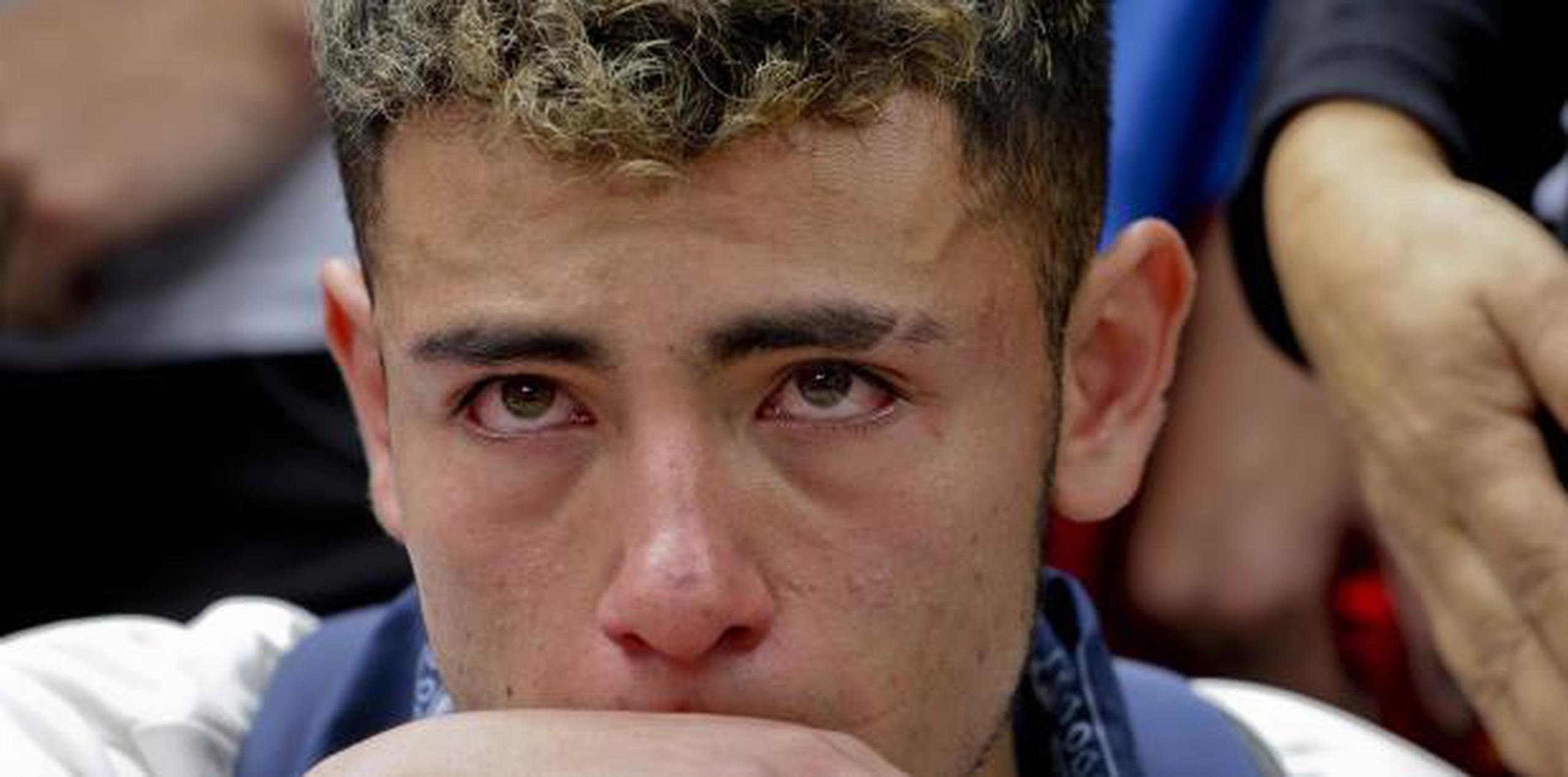 Un joven llora en uan vigilia ayer por Dilan. Su caso impactó en la sociedad colombiana, inició un debate sobre el uso excesivo de la fuerza y lo convirtió en un símbolo para muchos manifestantes jóvenes. (AP)