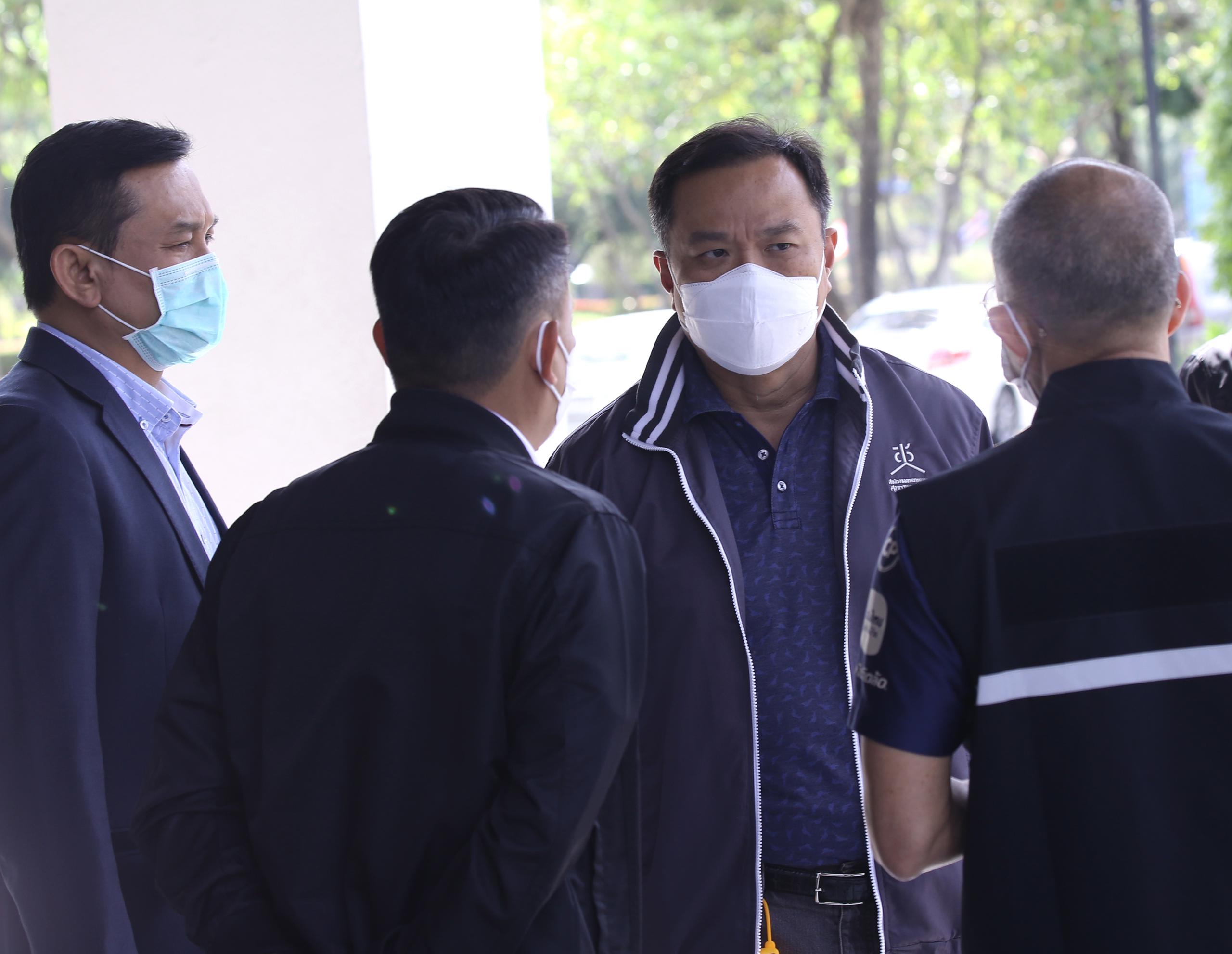 El ministro de Salud tailandés, Anutin Charnvirakul (2d), este domingo en una reunión en Bangkok para tratar la pandemia.