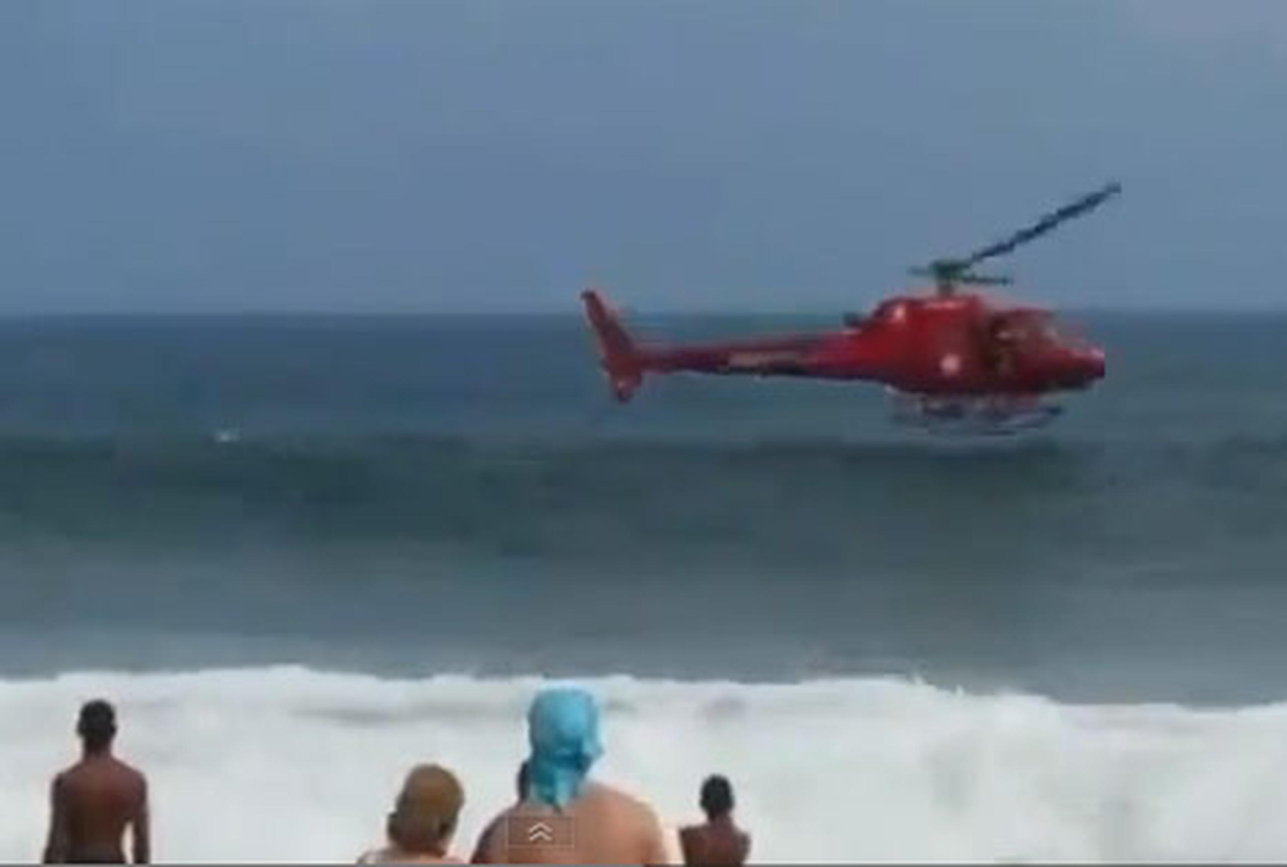 El aparato se hundió a pocos metros de la considerada playa más famosa de Brasil y sus cuatro tripulantes alcanzaron a abandonar la aeronave con vida. (Youtube)