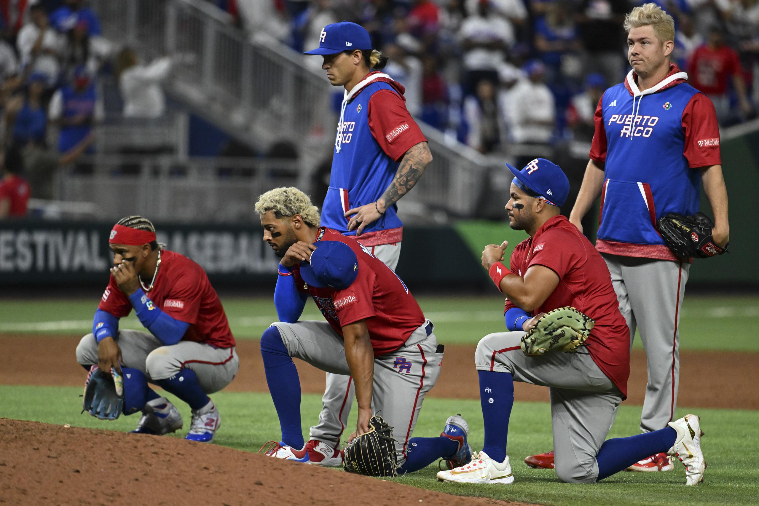 Los jugadores de Puerto Rico dejaron de celebrar la gran victoria sobre República Dominicana al instante que Edwin 'Sugar' Díaz cayó lesionado al piso.
