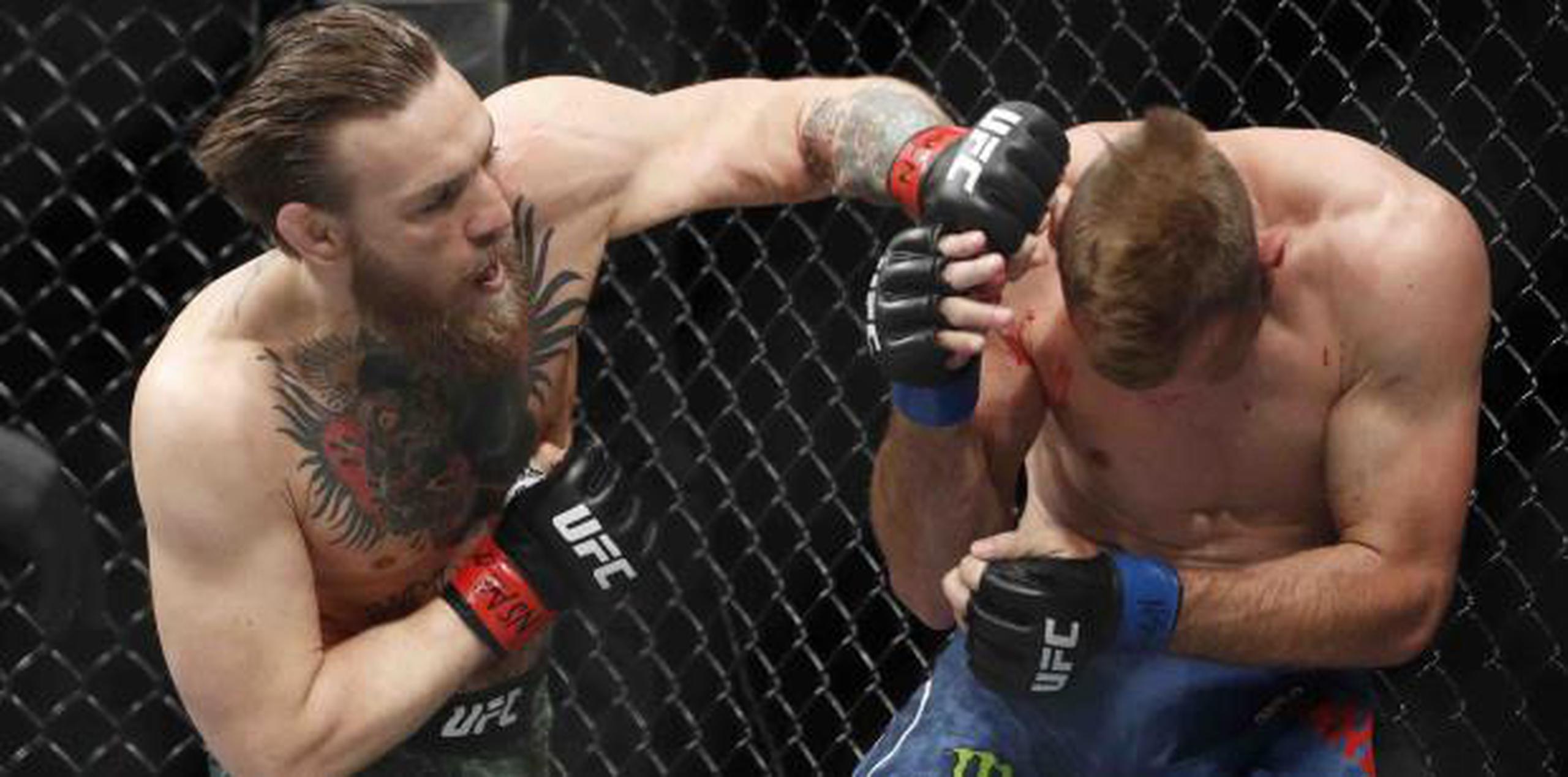 McGregor derribó a Donald Cerrone con una patada en la cabeza y varios puñetazos a los 40 segundos del primer asalto en el UFC 246. (AP)