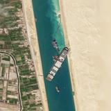 Otro barco se quedó atascado en el canal de Suez