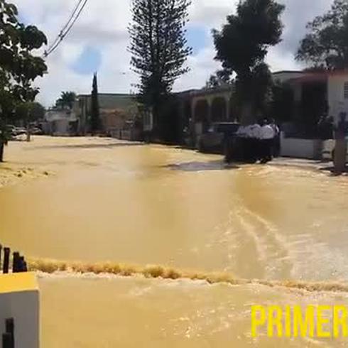 Explosión de tubería causa inundación en la calle 10 en Puerto Nuevo 