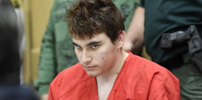 Cruz, de 19 años, está acusado de 17 cargos de homicidio y 17 cargos de intento de asesinato en la masacre del 14 de febrero en Marjory Stoneman Douglas High School en Parkland, Florida. (AP)