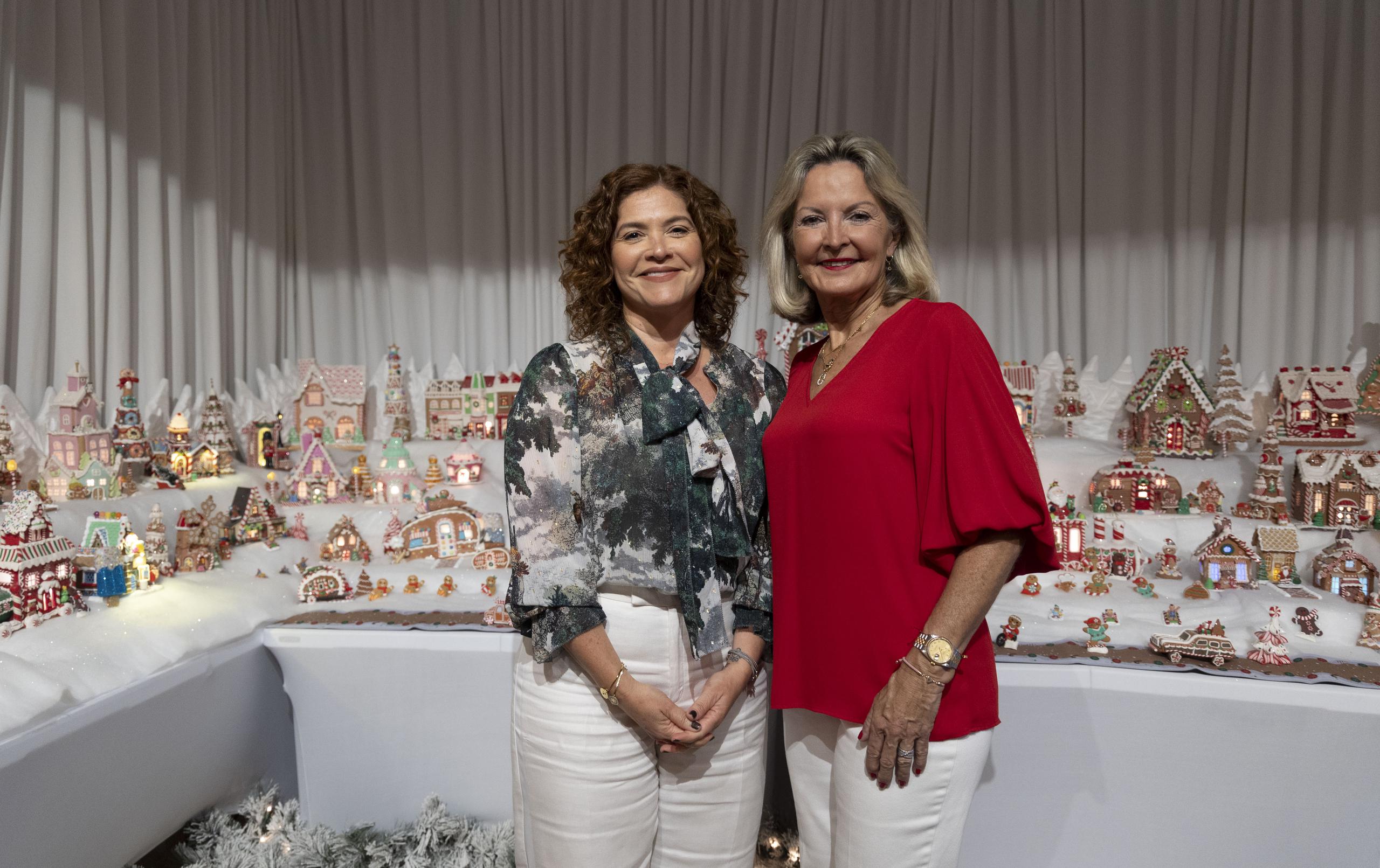 Marimer Olazagasti (derecha), propietaria de la colección, junto a Rebeca Quiñones, directora ejecutiva de la Fundación del Hospital Pediátrico.