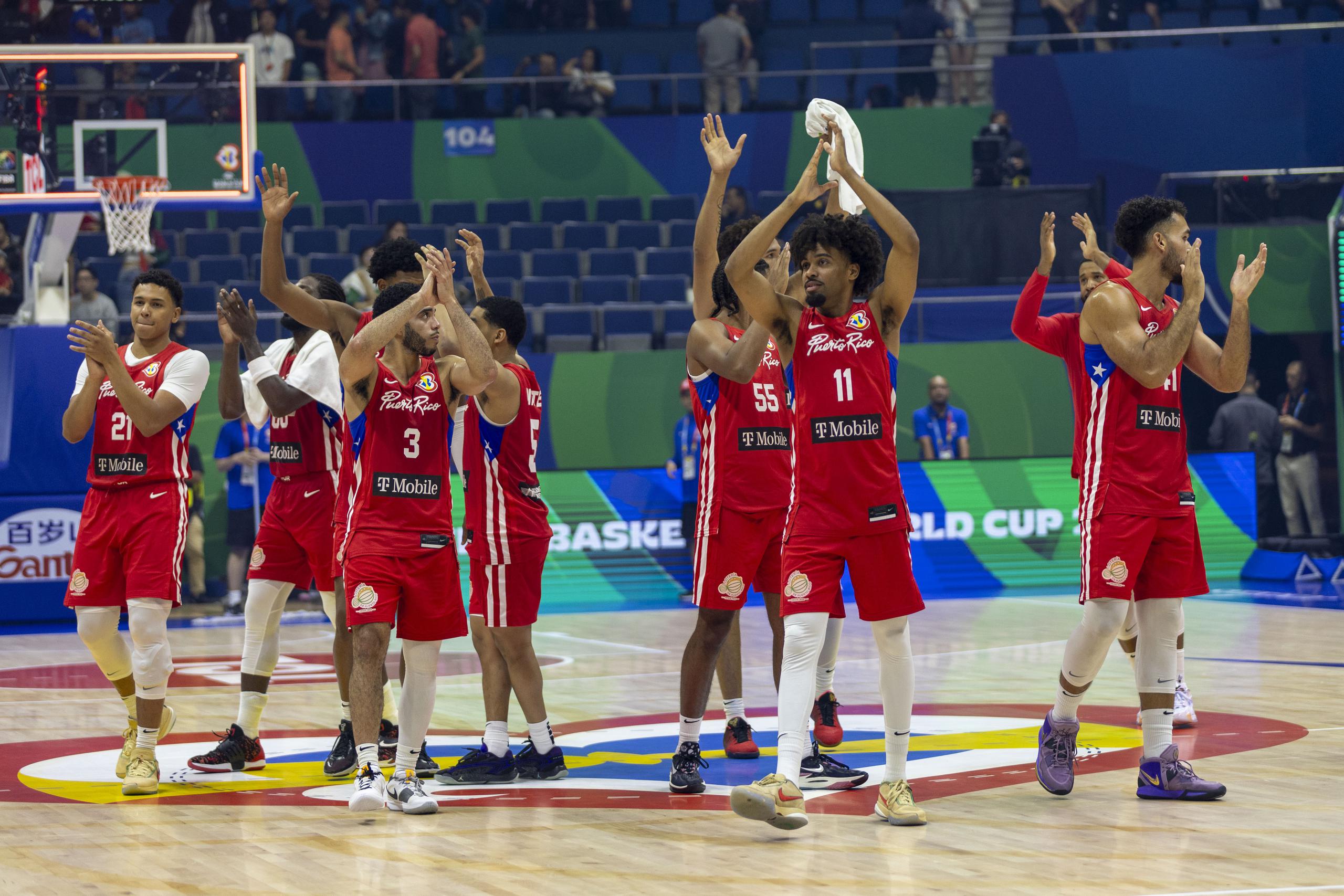 Jugadores del Equipo Nacional celebran la victoria sobre China que los clasifica a la ronda octavos de final del Mundial.