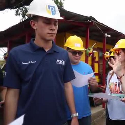Astrid Díaz visita con su equipo de trabajo  las casas devastadas en Loíza