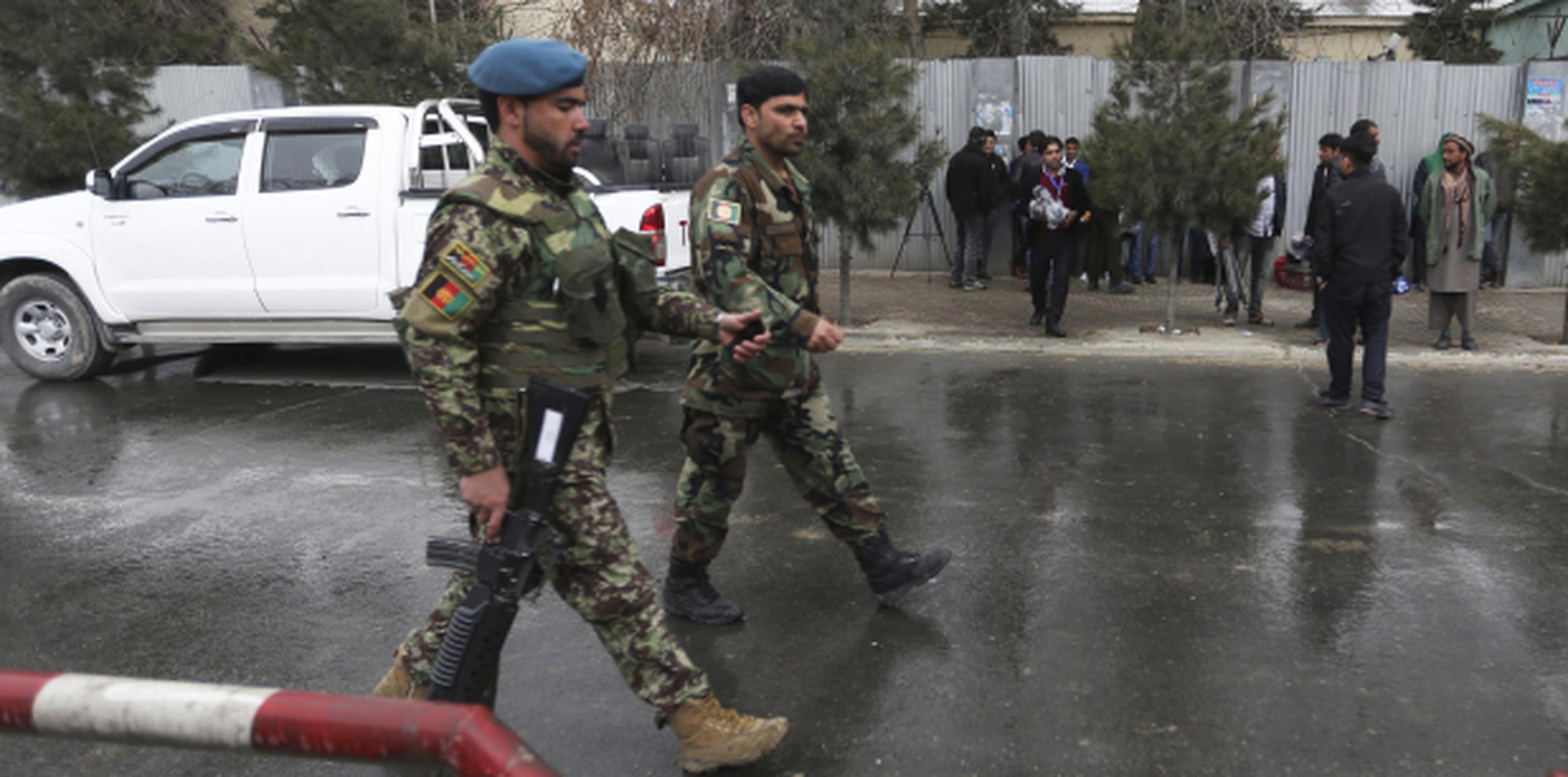 Soldados afganos patrullan la zona del hospital militar de Kabul, luego que las tropas gubernamentales retomaran el control de la instalación médica tras el ataque de extremistas.  (AP/Rahmat Gul)
