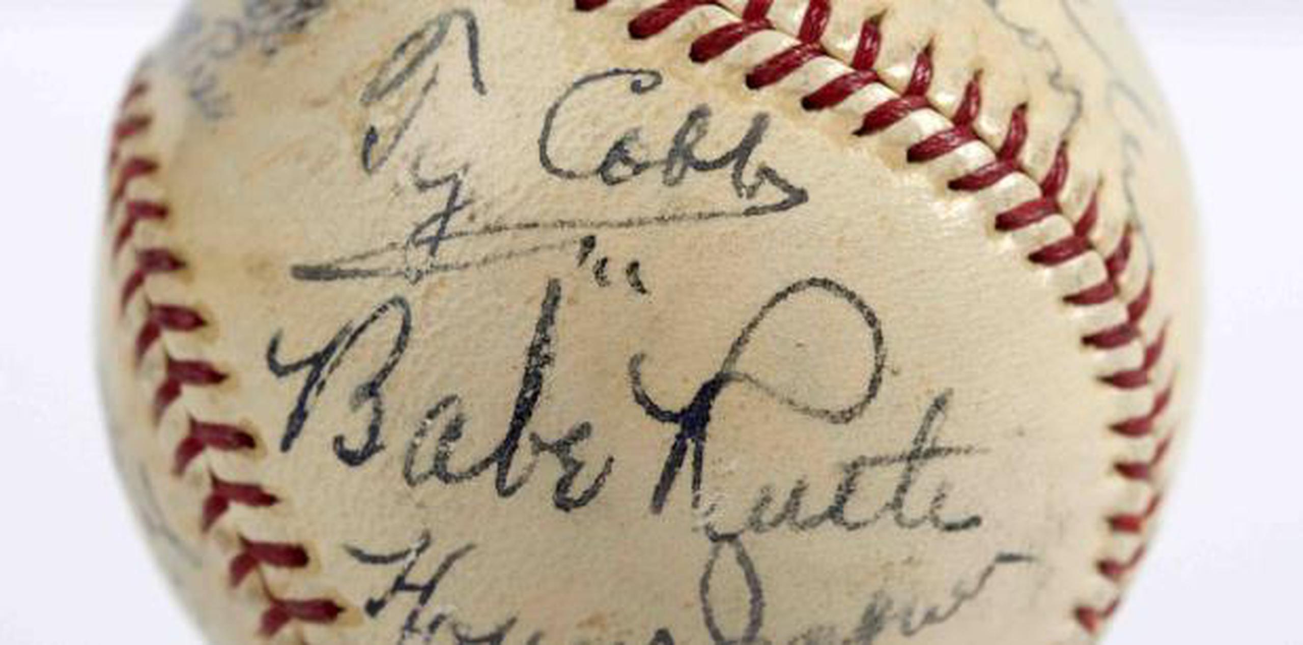 Se conservan varias pelotas autografiadas de aquella fecha, pero la mayoría presenta firmas de otros peloteros o dignatarios, lo que reduce su valor. (SCP Auctions vía AP)