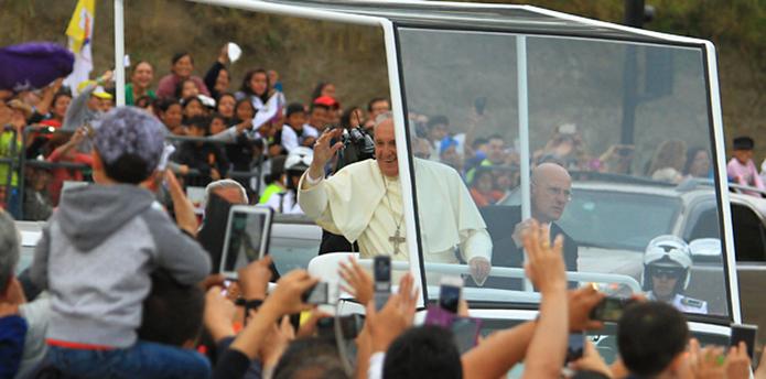 El papa Francisco saluda a los fieles desde su vehículo durante su visita a Quito en la primera parada en su gira latinoamericana, que lo llevará también a Bolivia y Paraguay. (EFE/ Robert Puglla)

