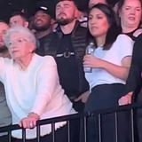 Abuela forma bembé en concierto de 50 Cent