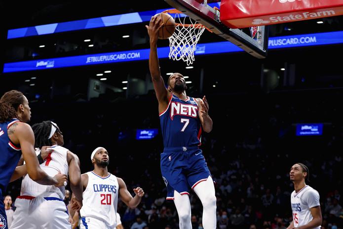 El alero de los Nets de Brooklyn Kevin Durant lanza durante la primera mitad del partido de la NBA contra los Clippers de Los Ángeles.