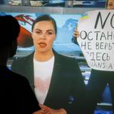 Multada la periodista rusa que interrumpió noticiero con proclama antibélica 