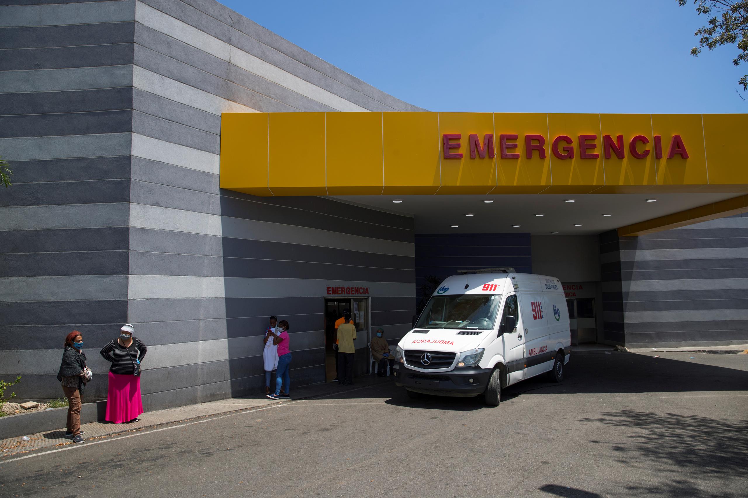 El hospital Moscoso Puello, en Santo Domingo, donde estas últimas semanas varias personas fueron ingresadas tras consumir consumo de clerén, un destilado de caña de baja calidad, que fue adulterado con metanol.