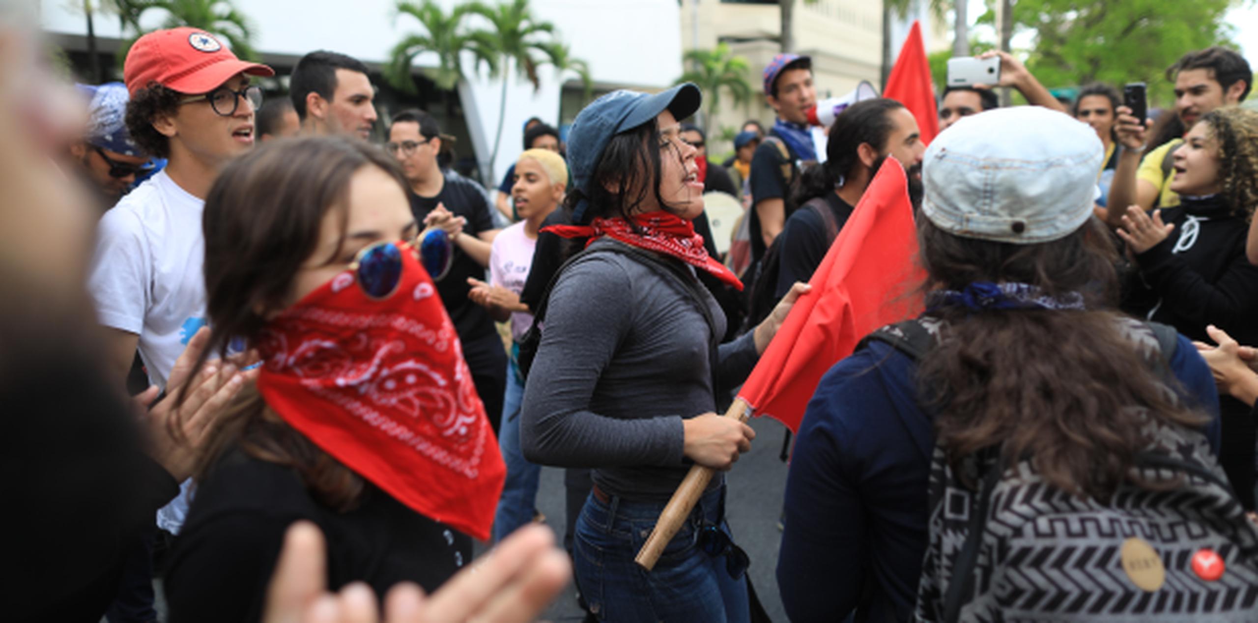 Un grupo de estudiantes de la UPR se manifestó ayer en la avenida Muñoz Rivera en Hato Rey, e hizo un llamamiento al País a paralizar labores el 1 de mayo. (xavier.araujo@gfrmedia.com)