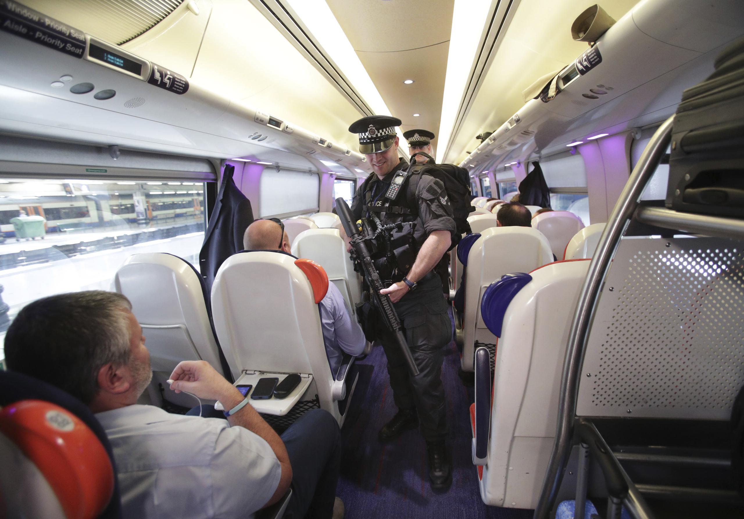 Agentes dentro de un tren rumbo a Birmingham New Street, en la estación de Euston, Londres. (Yui Mok / PA Wire)