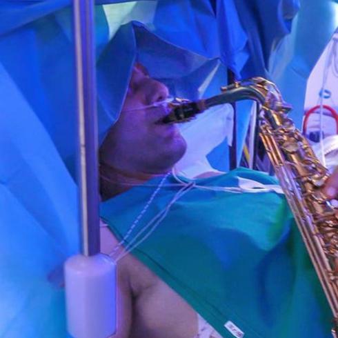 Wow! Mira cómo este hombre tocó el saxofón mientras era operado del cerebro