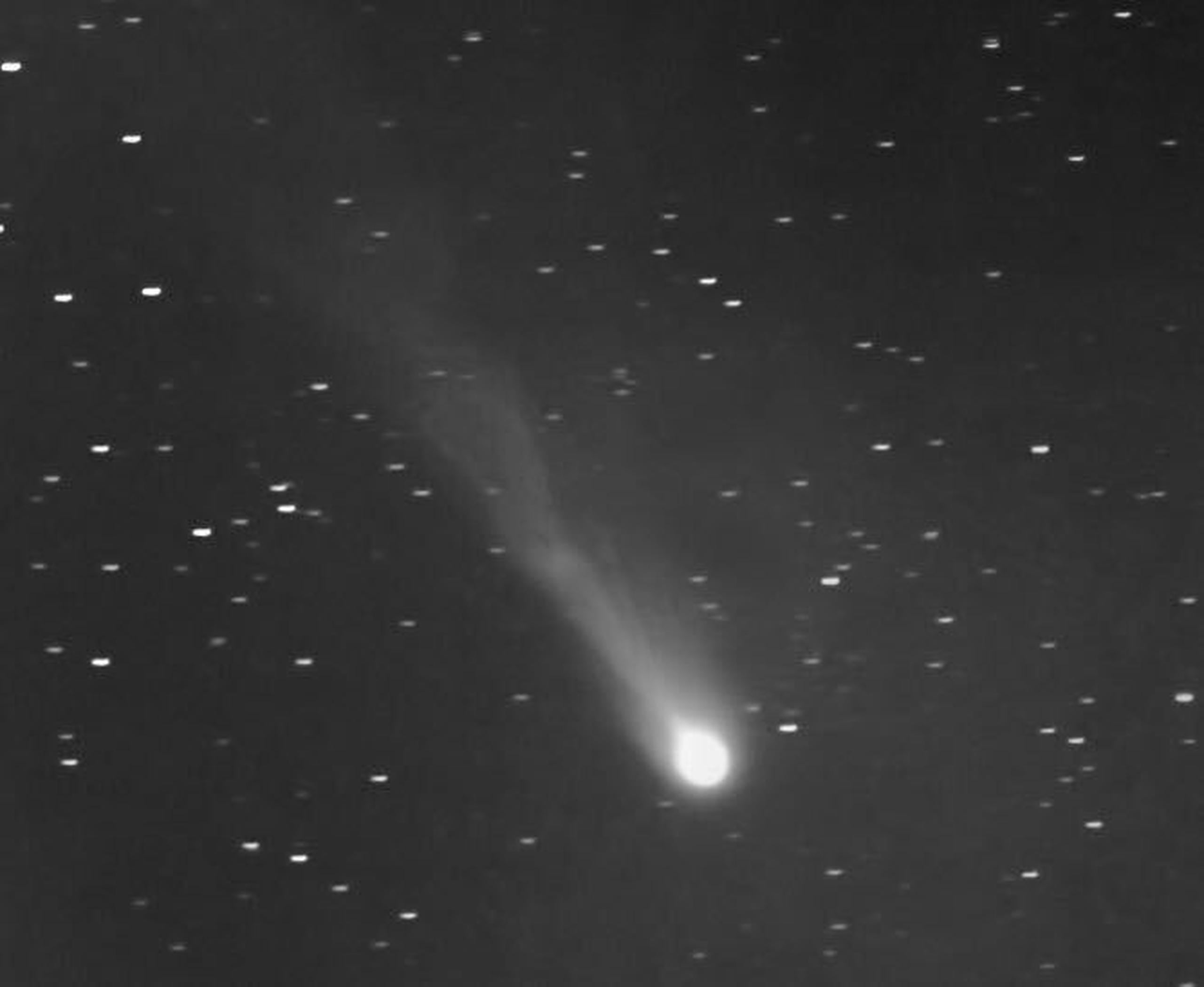 Observadores con binoculares o cámaras con capacidad de obtener imágenes de varios segundos de exposición, pueden intentar dar un vistazo al cometa 12P, entre las 7:20 y 7:50 pm, un poco más abajo y a la derecha del brillante planeta Júpiter.