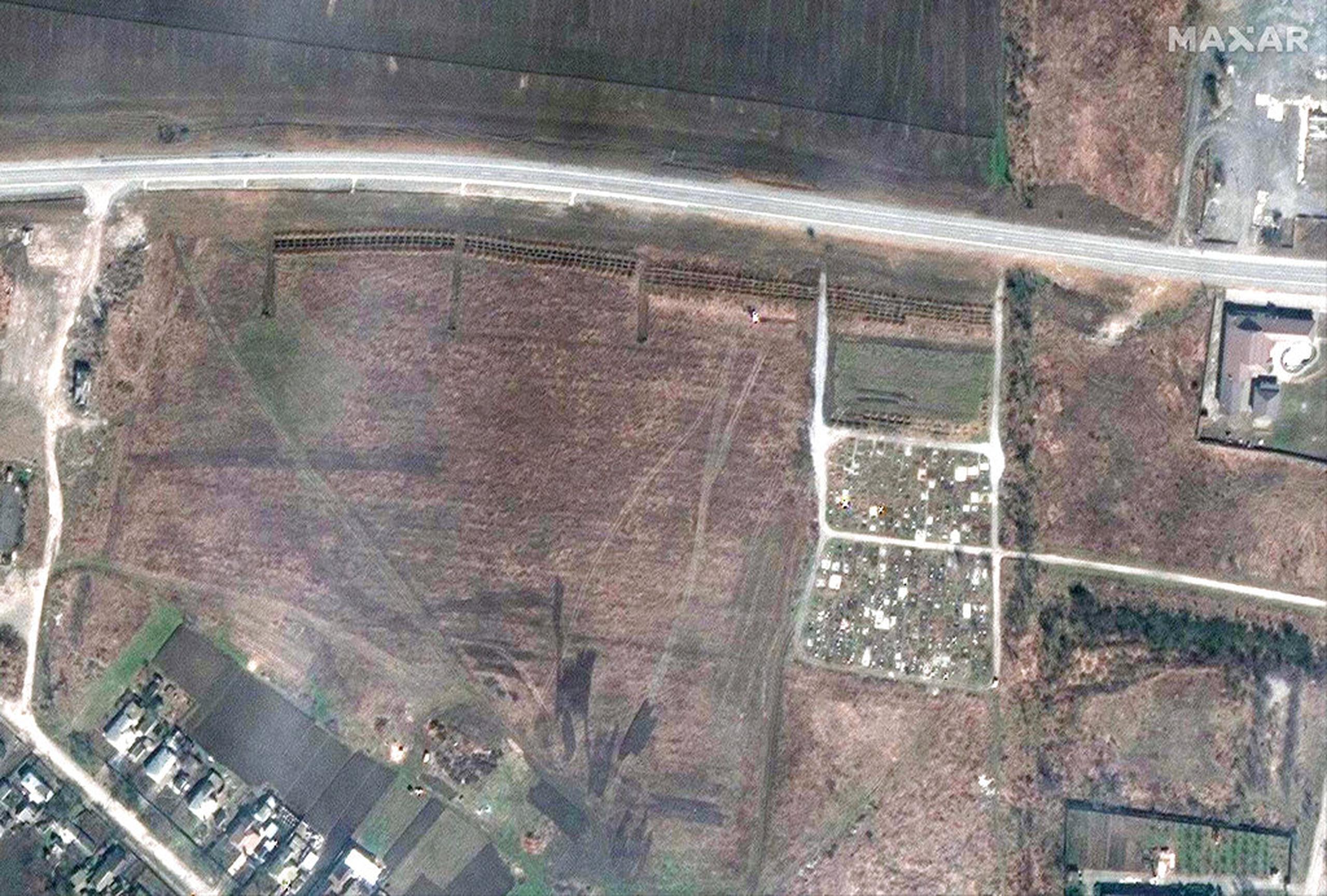 Esta imagen satelital proporcionada por Maxar Technologies el 21 de abril de 2022, muestra una vista general del cementerio en Manhush, a unos 20 kilómetros al oeste de Mariúpol, Ucrania, el 3 de abril de 2022.