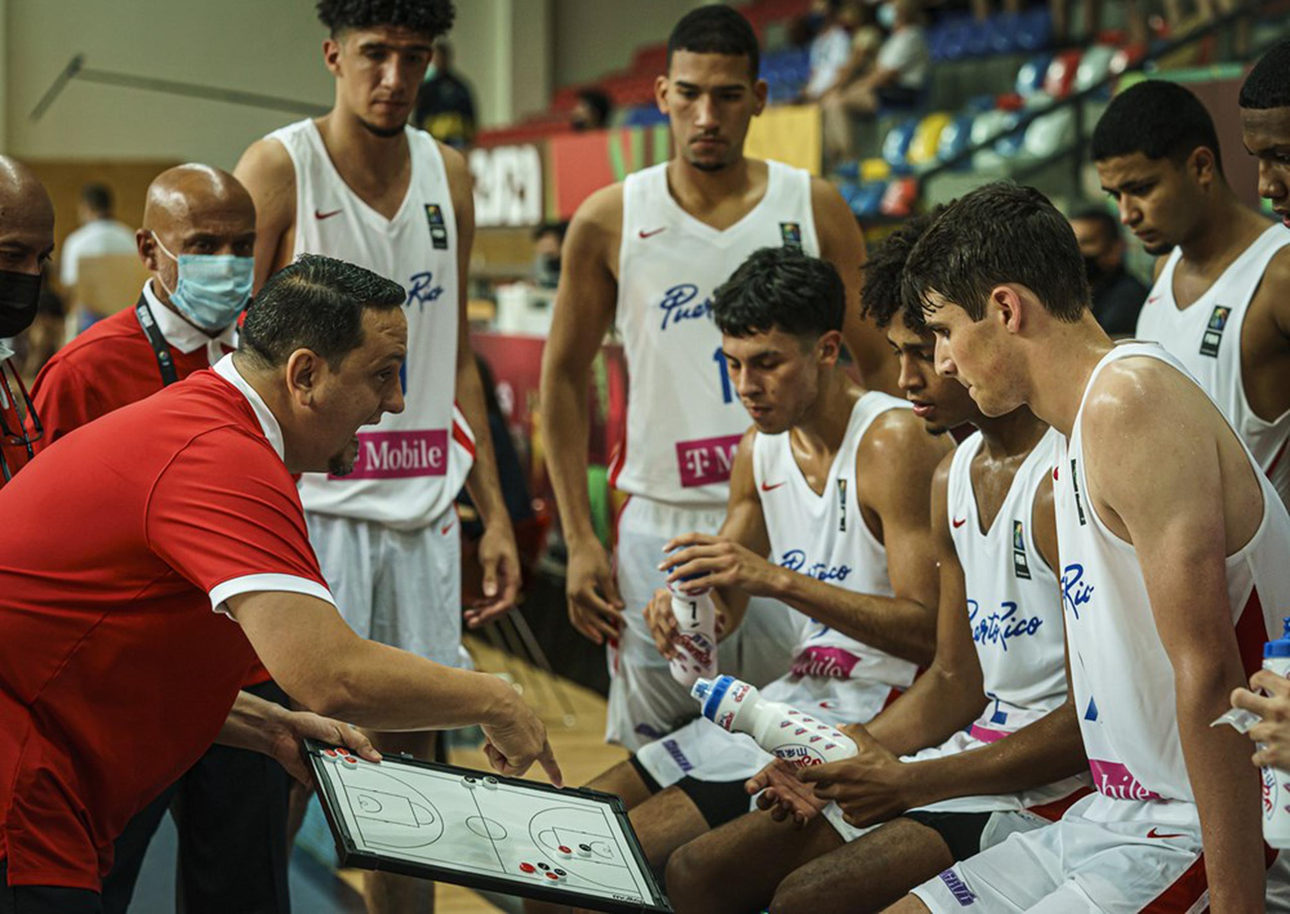 El dirigente de Puerto Rico, Jorge Rincón, le da instrucciones a sus jugadores el equipo nacional Sub-19 durante un tiempo pedido en el encuentro ante Letonia el sábado.